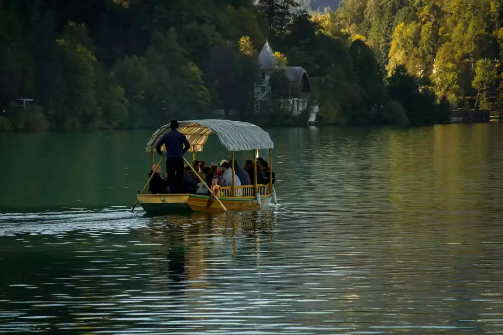 La Maleta Inquieta vista de barco navegando