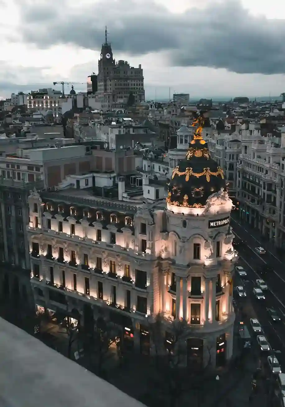 Vista de la Gran Vía y los tejados del centro de Madrid desde una azotea con vistas. Foto propia La Maleta Inquieta, julio 2026