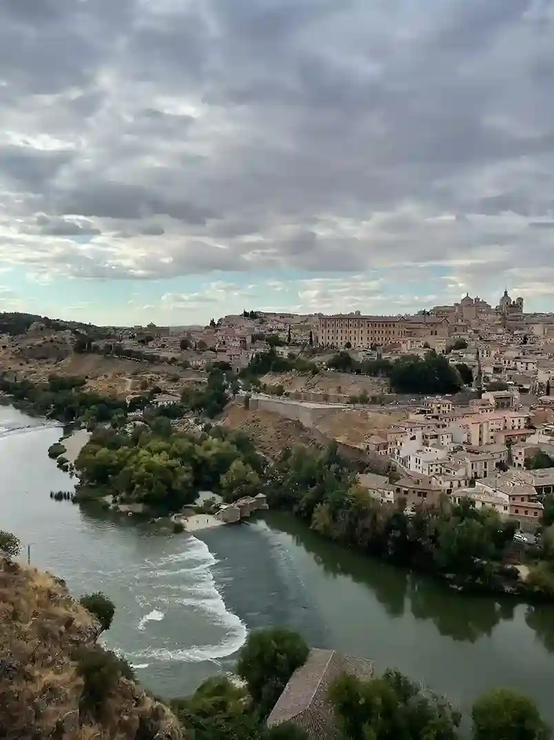 Panorámica del casco antiguo de Toledo desde el Mirador del Valle al atardecer — Foto propia La Maleta Inquieta, mayo 2026