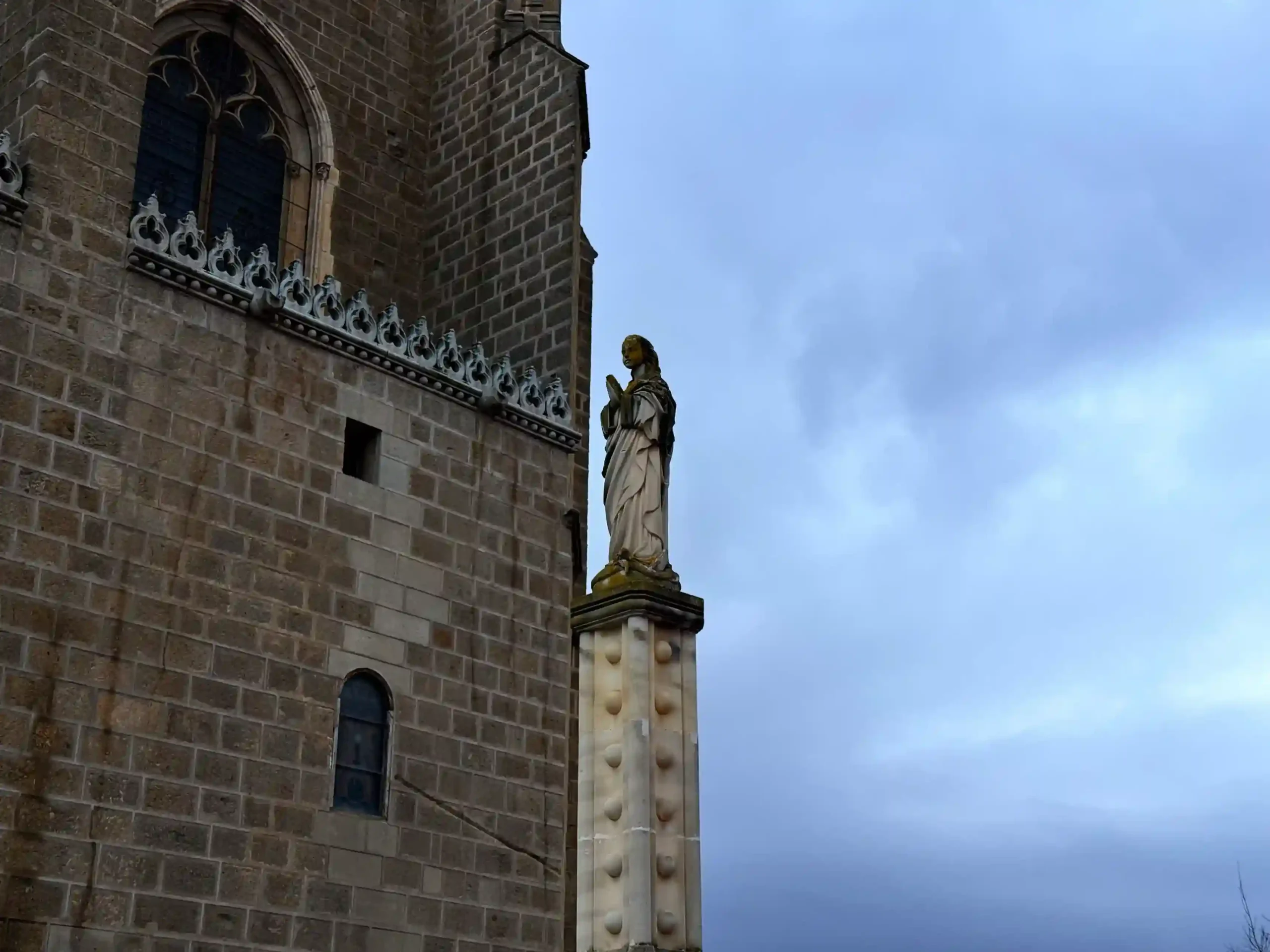 Estatua monasterio San Juan de los Reyes. Foto propia La Maleta Inquieta, mayo 2026