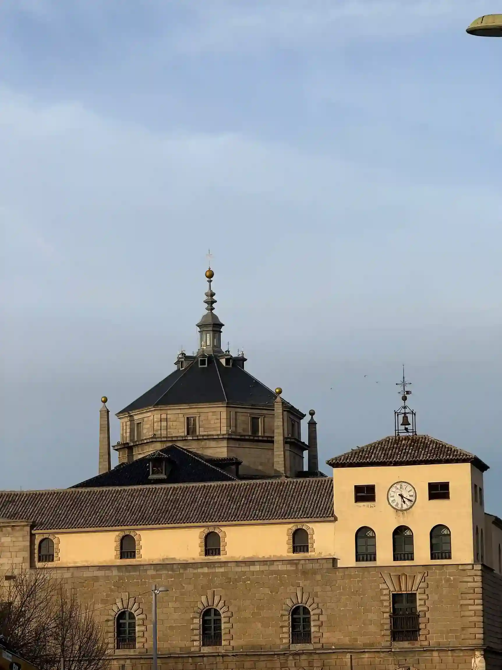 Cúpula y torre del reloj sobre los tejados del casco histórico de Toledo a mediodía. Foto propia La Maleta Inquieta, septiembre 2026