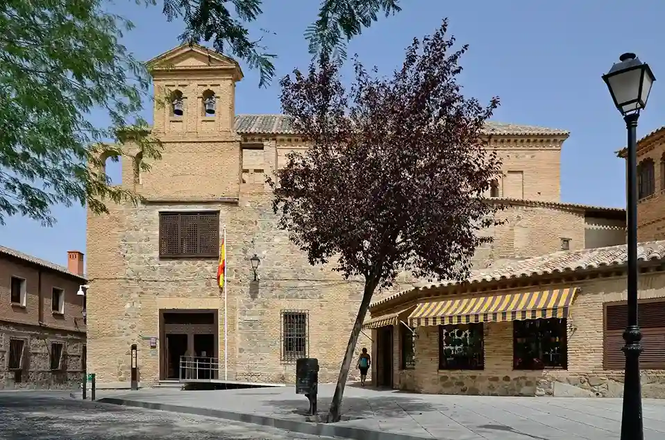 Calle del casco histórico de Toledo junto al Paseo del Tránsito, con una espadaña y una terraza - Foto propia La Maleta Inquieta, septiembre 2026