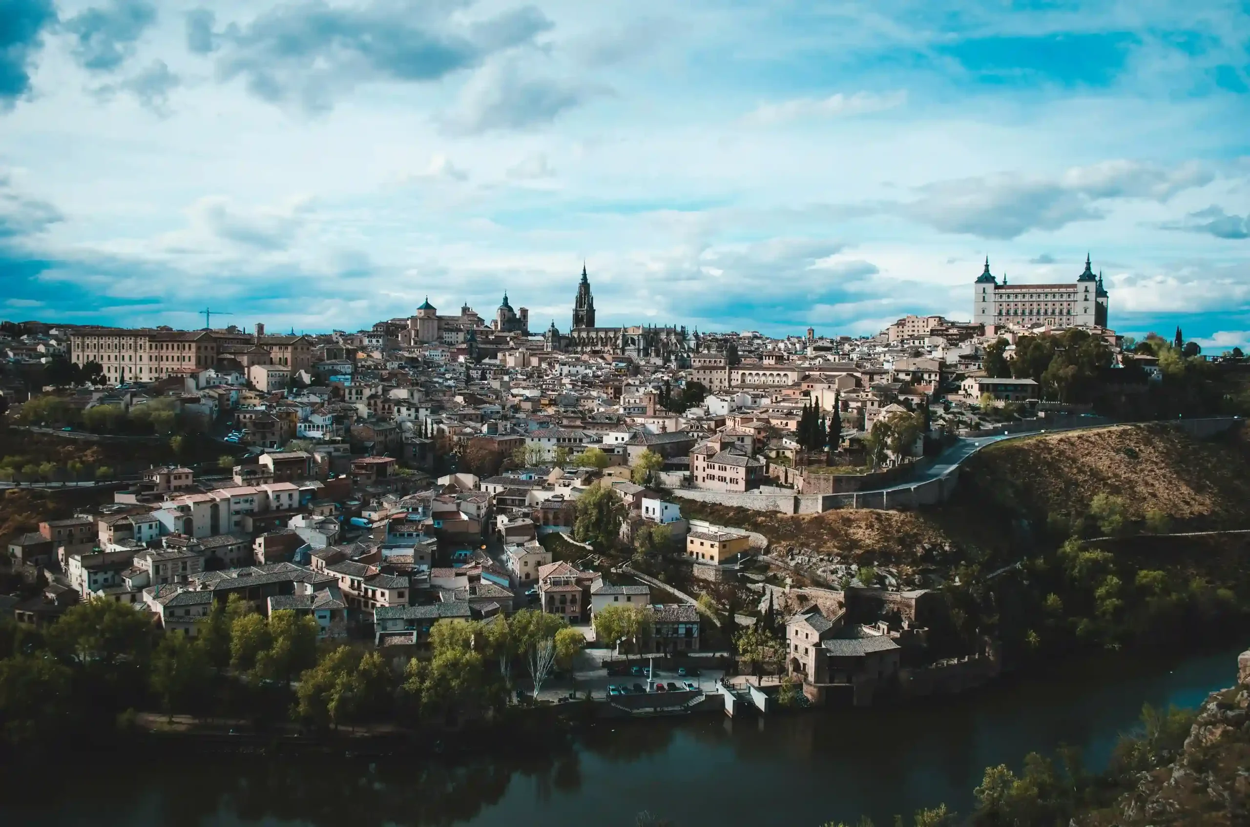 Panorámica del meandro del Tajo rodeando el casco de Toledo con el Alcázar en lo alto. Foto propia La Maleta Inquieta, septiembre 2026