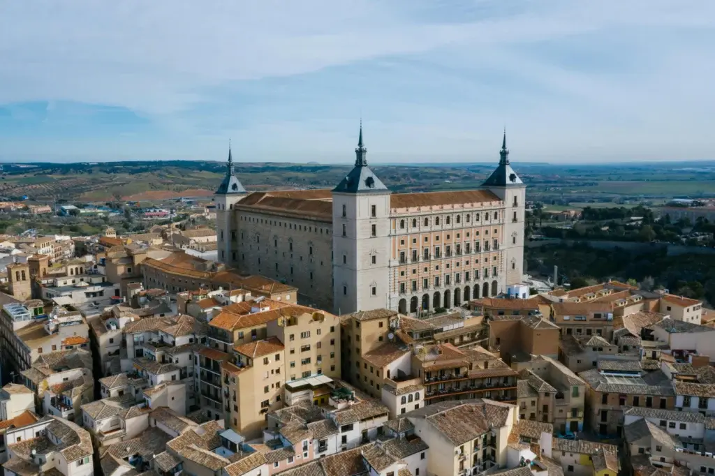 Vista aérea del Alcázar de Toledo sobre los tejados del casco histórico. Foto propia La Maleta Inquieta