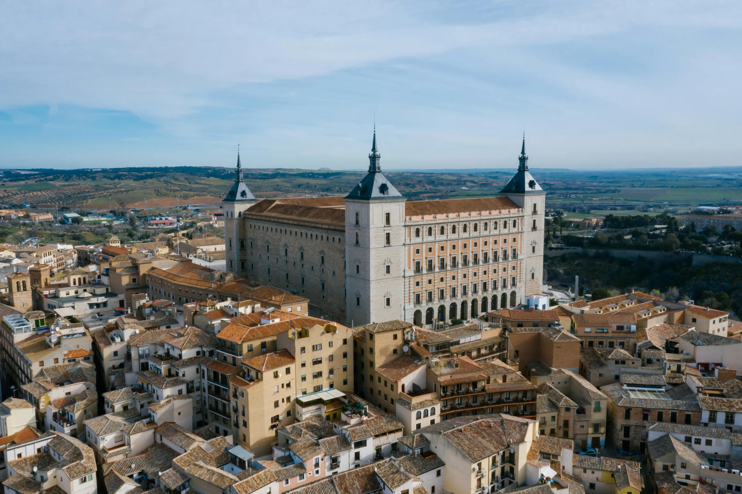 Vista elevada de los tejados del casco de Toledo con el Alcázar recortado al fondo. Foto propia La Maleta Inquieta, septiembre 2026