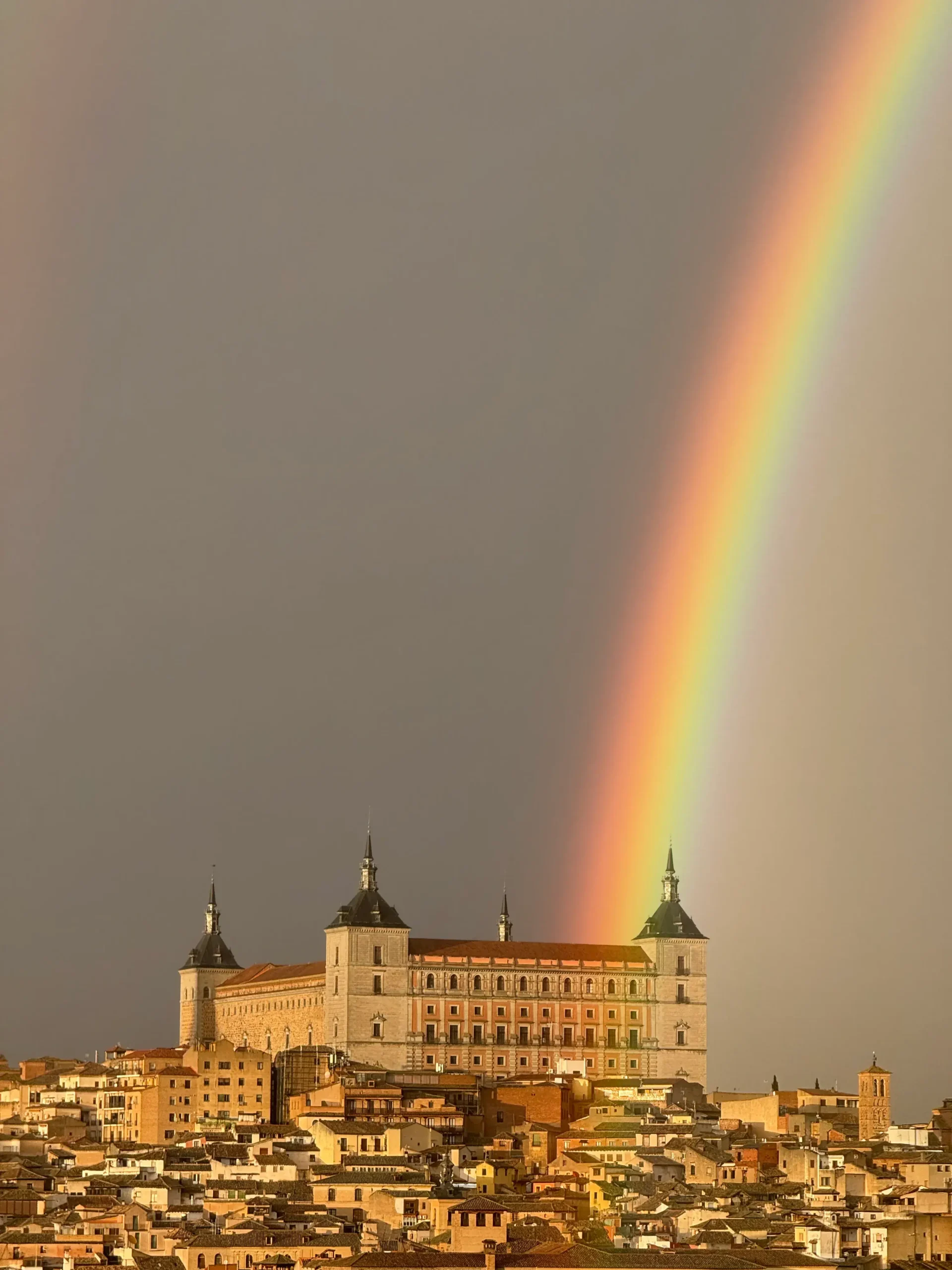Alcázar de Toledo con arcoiris - La Maleta Inquieta