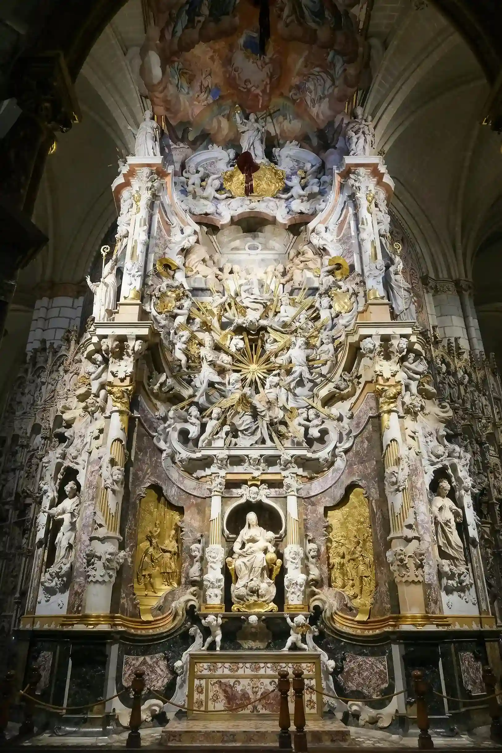 Nave central de la Catedral de Toledo con sus arcos góticos y el coro al fondo. Foto propia La Maleta Inquieta, mayo 2026