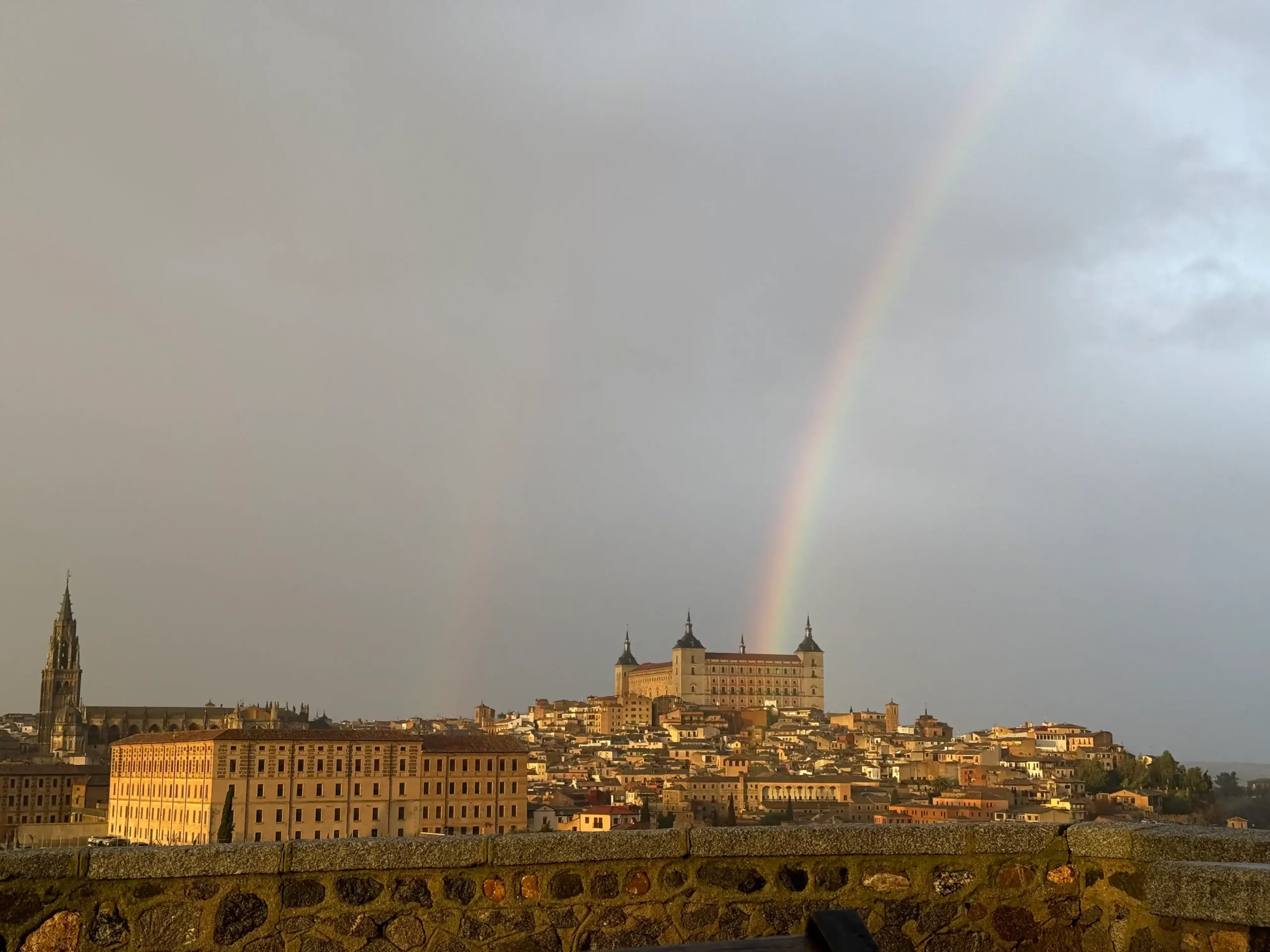 Mirador del valle de Toledo con el Alcázar y Arco Iris - La Maleta Inquieta