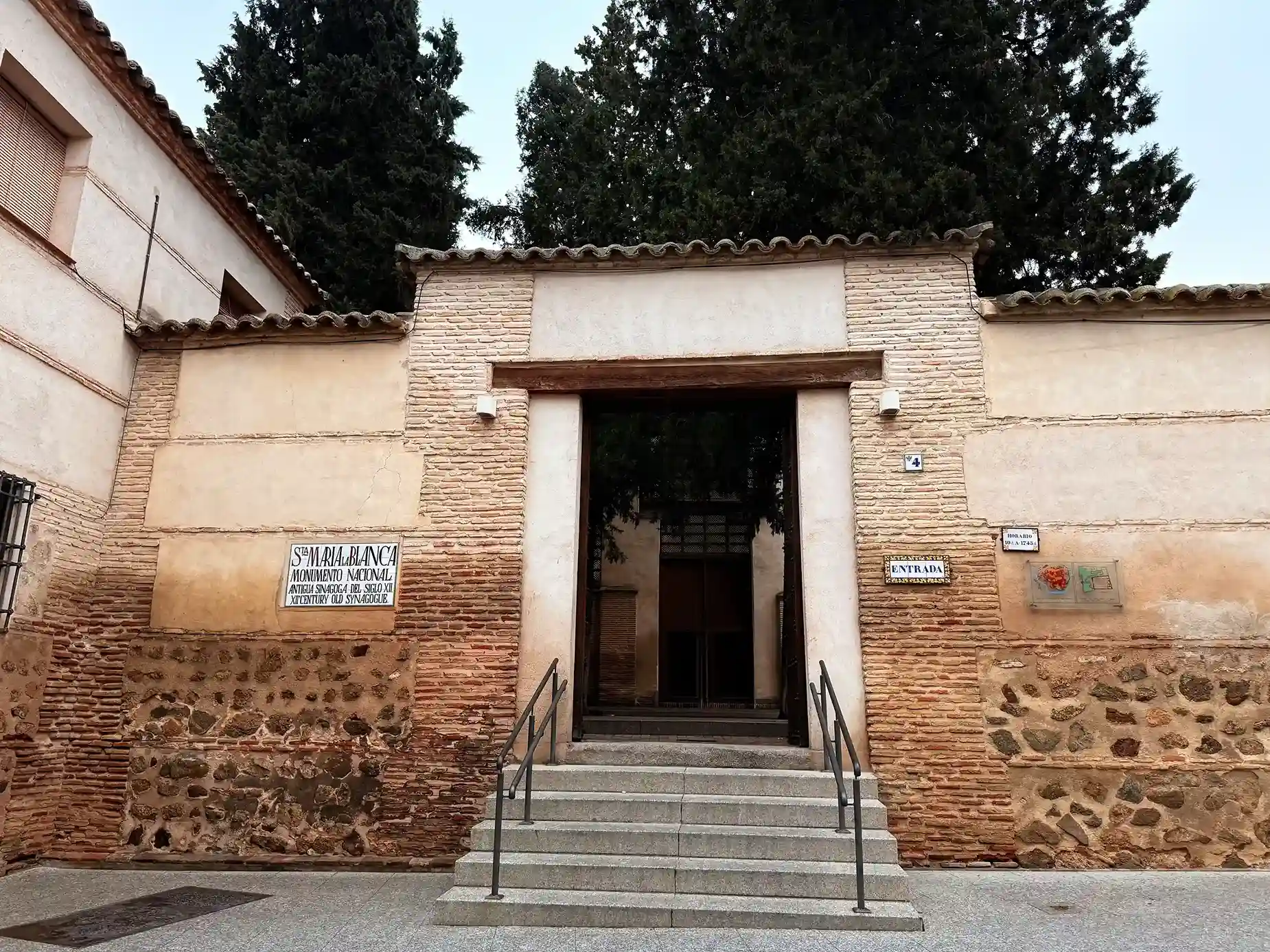 Sinagoga de Santa María la Blanca entrada - La Maleta Inquieta