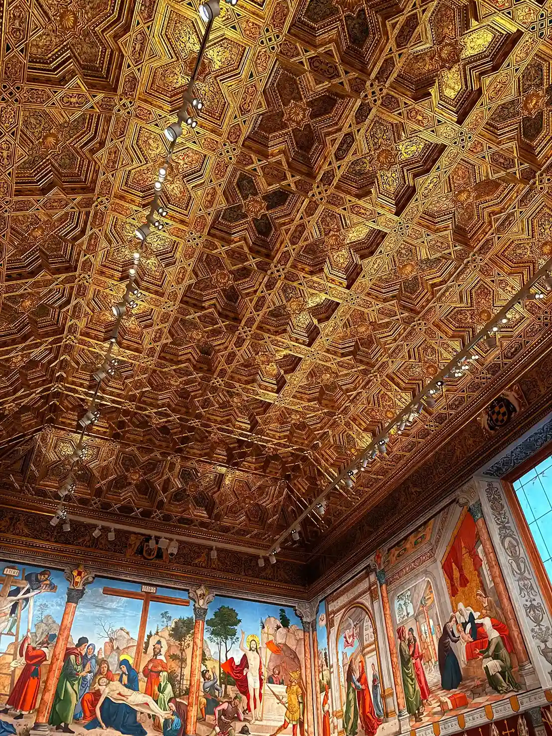 Techo de artesonado mudéjar con frescos renacentistas bajo la cornisa en un edificio histórico de Toledo. Foto propia La Maleta Inquieta, septiembre 2026