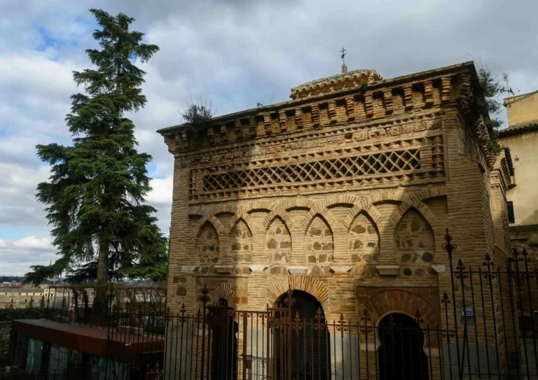 Fachada de la mezquita Cristo de la Luz - La Maleta Inquieta