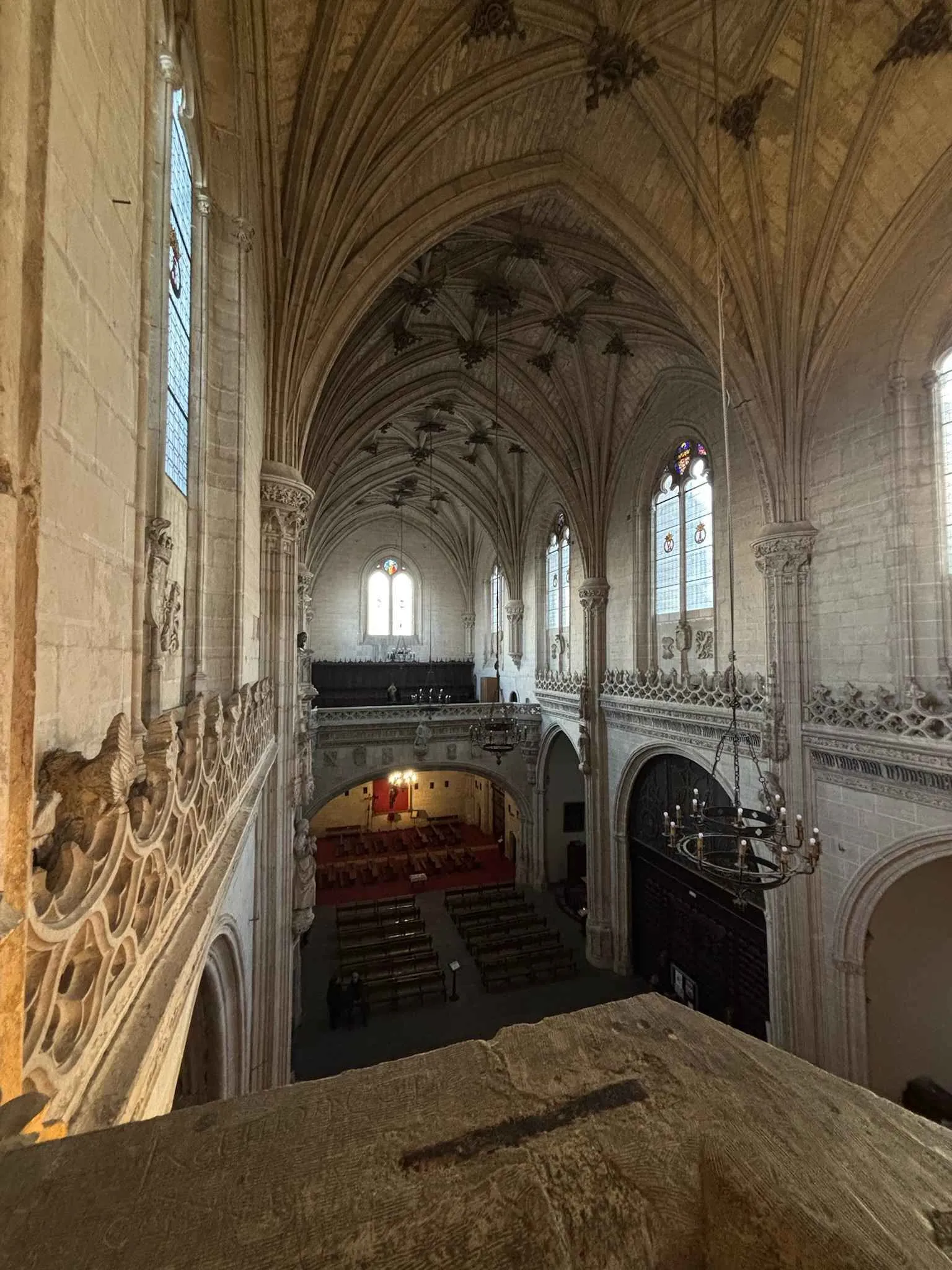 Nave de la iglesia del Monasterio de San Juan de los Reyes vista desde la tribuna alta, con la bóveda de crucería estrellada. Foto propia La Maleta Inquieta