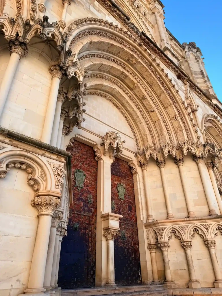 Entrada Catedral de Cuenca - La Maleta Inquieta