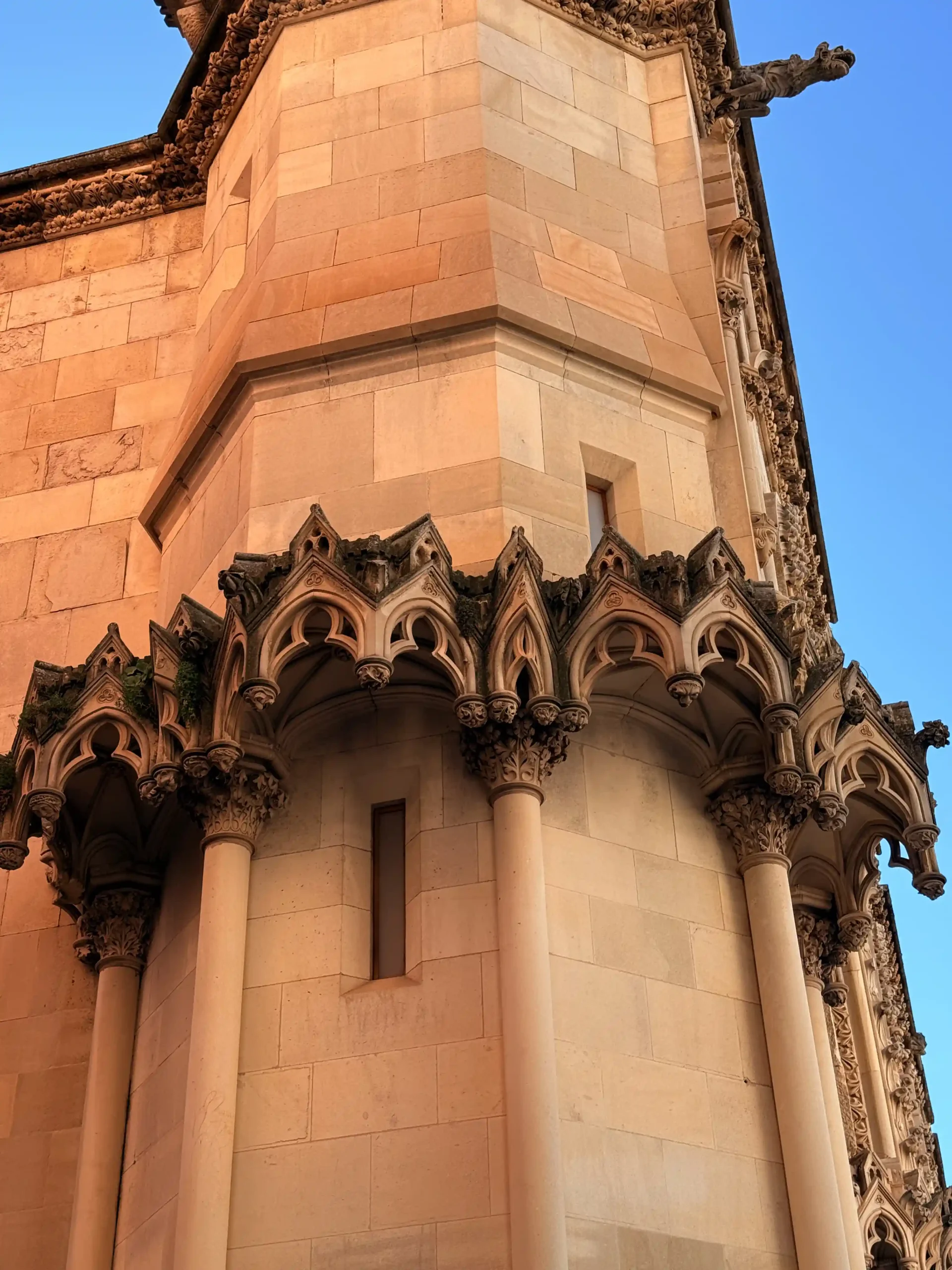 Fachada de la Catedral de Cuenca durante las fiestas de San Mateo — La Maleta Inquieta