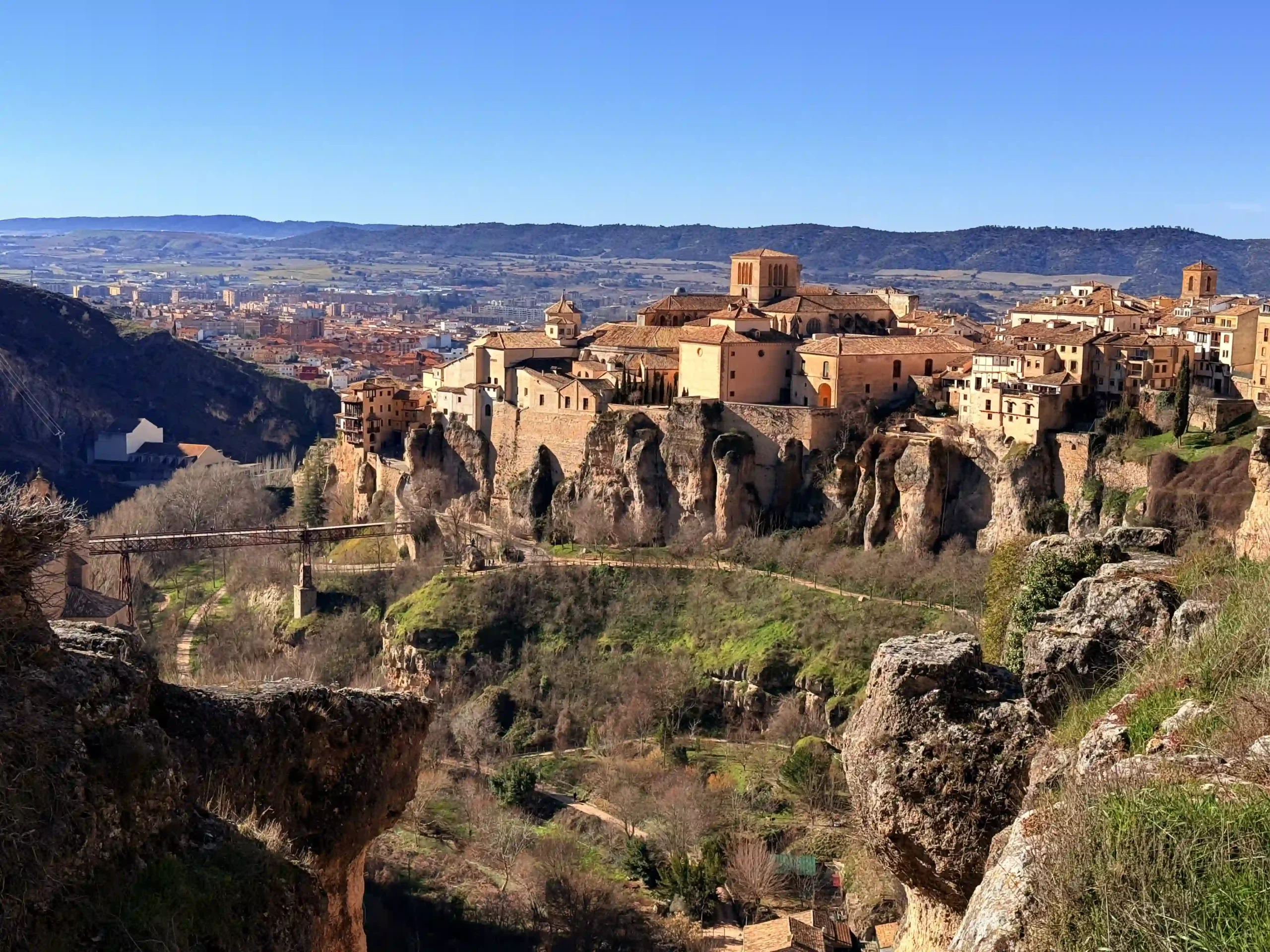 Casco antiguo de Cuenca asomado a la hoz en un día despejado, con el Puente de San Pablo a la izquierda. Foto propia La Maleta Inquieta, septiembre 2026