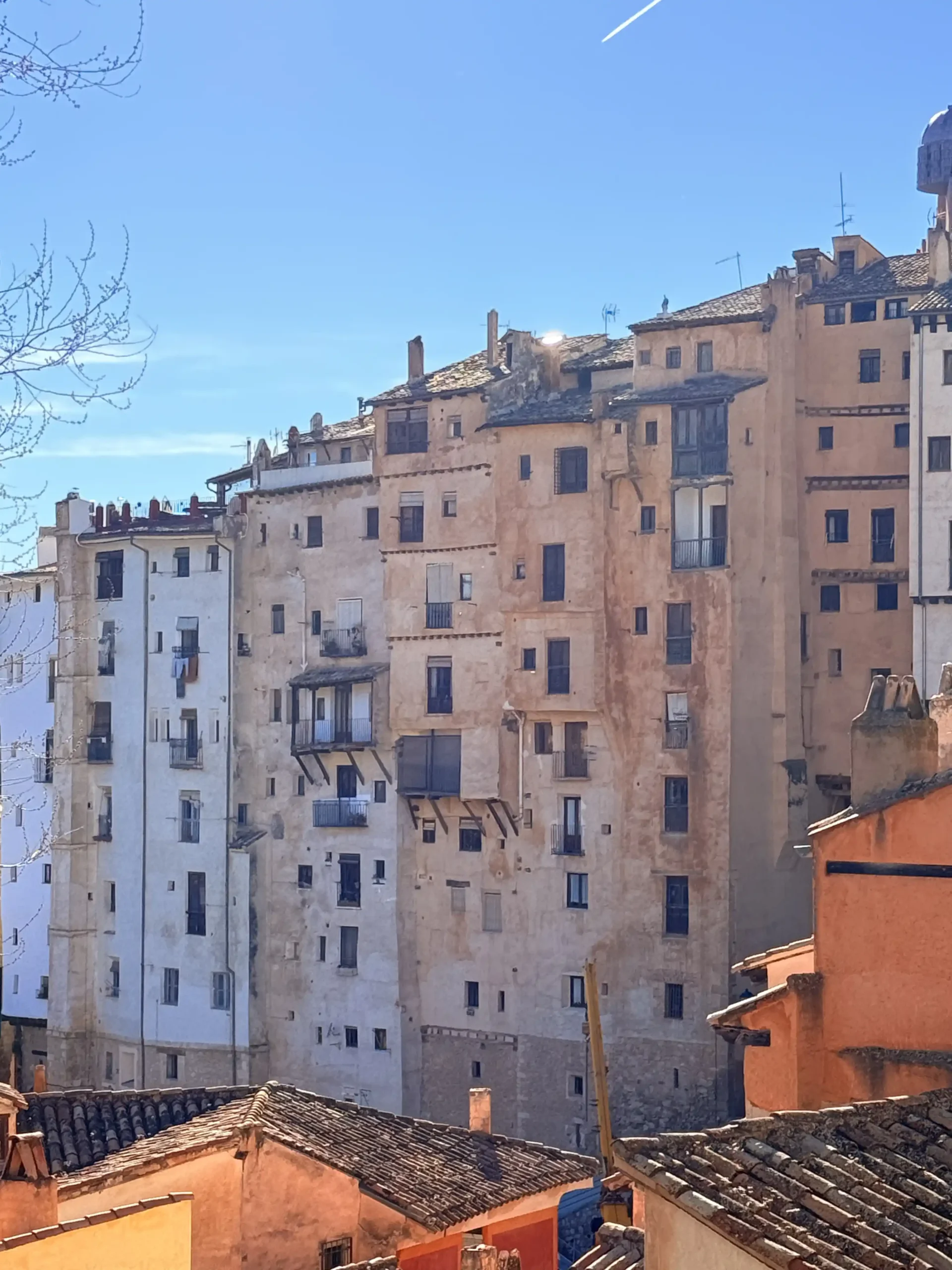 Los «rascacielos» de Cuenca, casas altísimas del casco antiguo con fachadas ocres y decenas de ventanas colgadas sobre la hoz, Foto propia La Maleta Inquieta, septiembre 2026