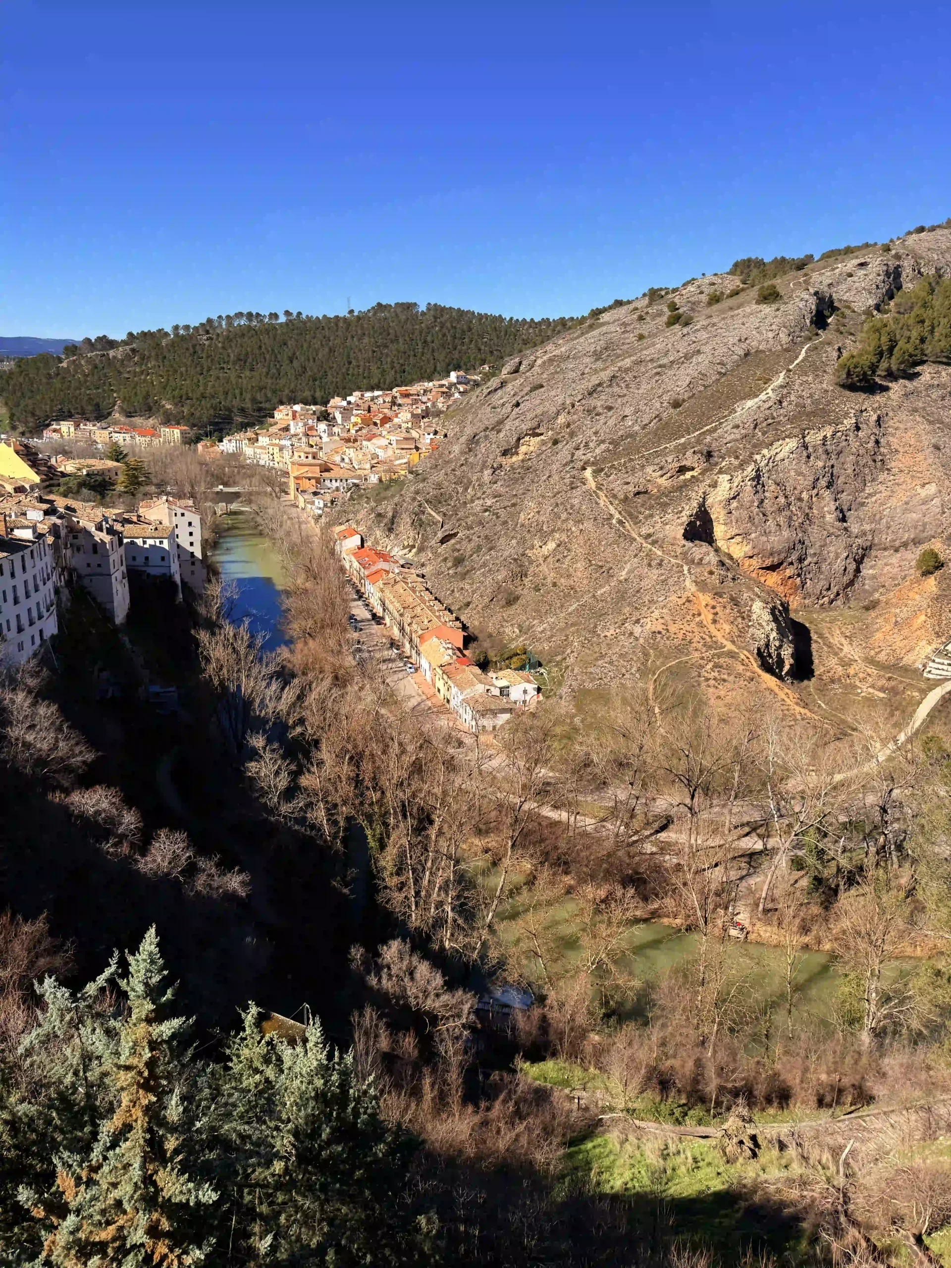 Mirador con vistas al río en Cuenca — La Maleta Inquieta