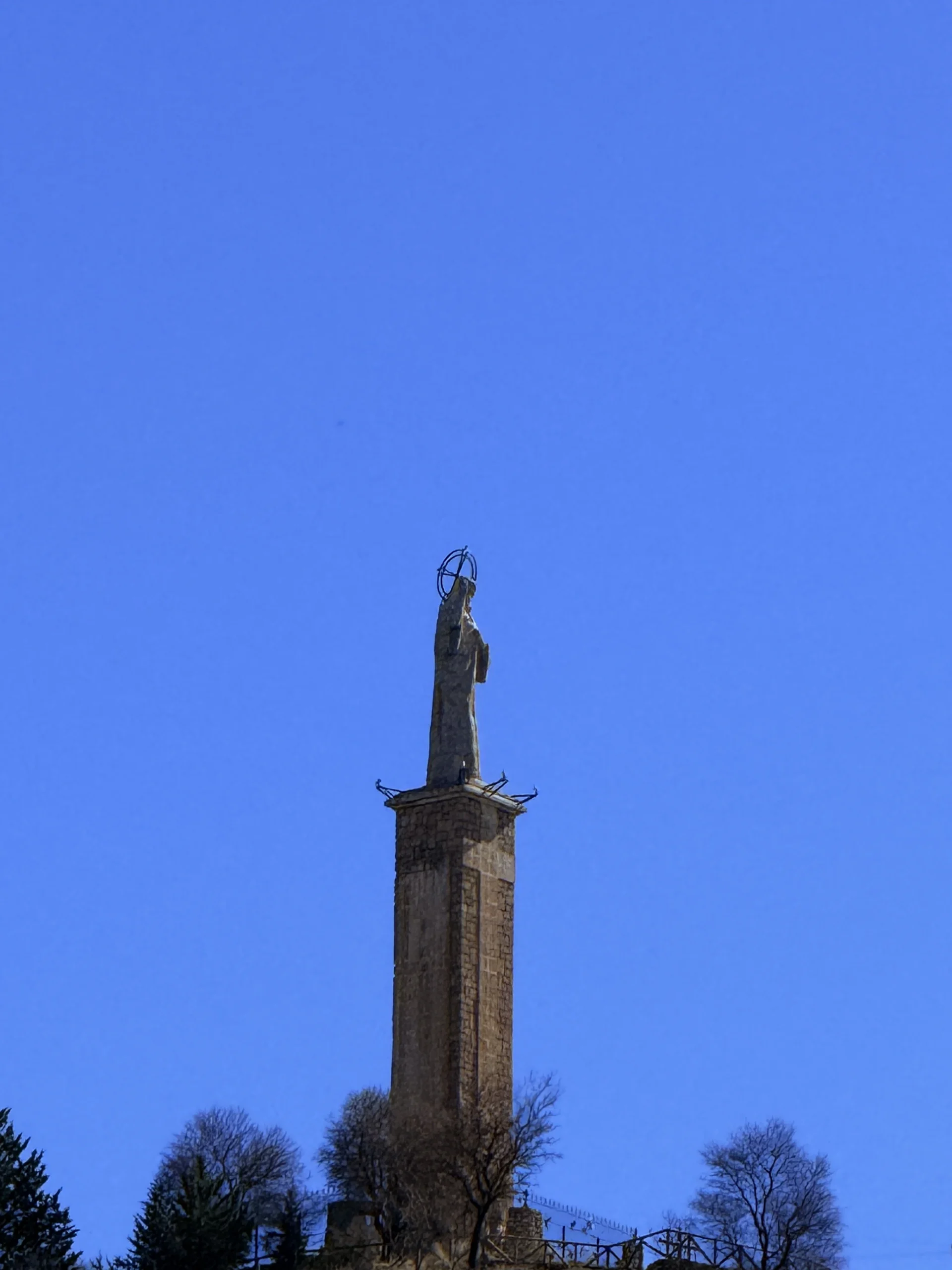 Monumento al Sagrado Corazón de Cuenca durante las fiestas — La Maleta Inquieta