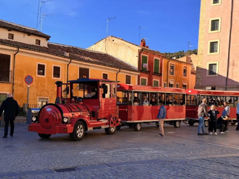 Cuenca con niños. Tren turístico Cuenca - La Maleta Inquieta