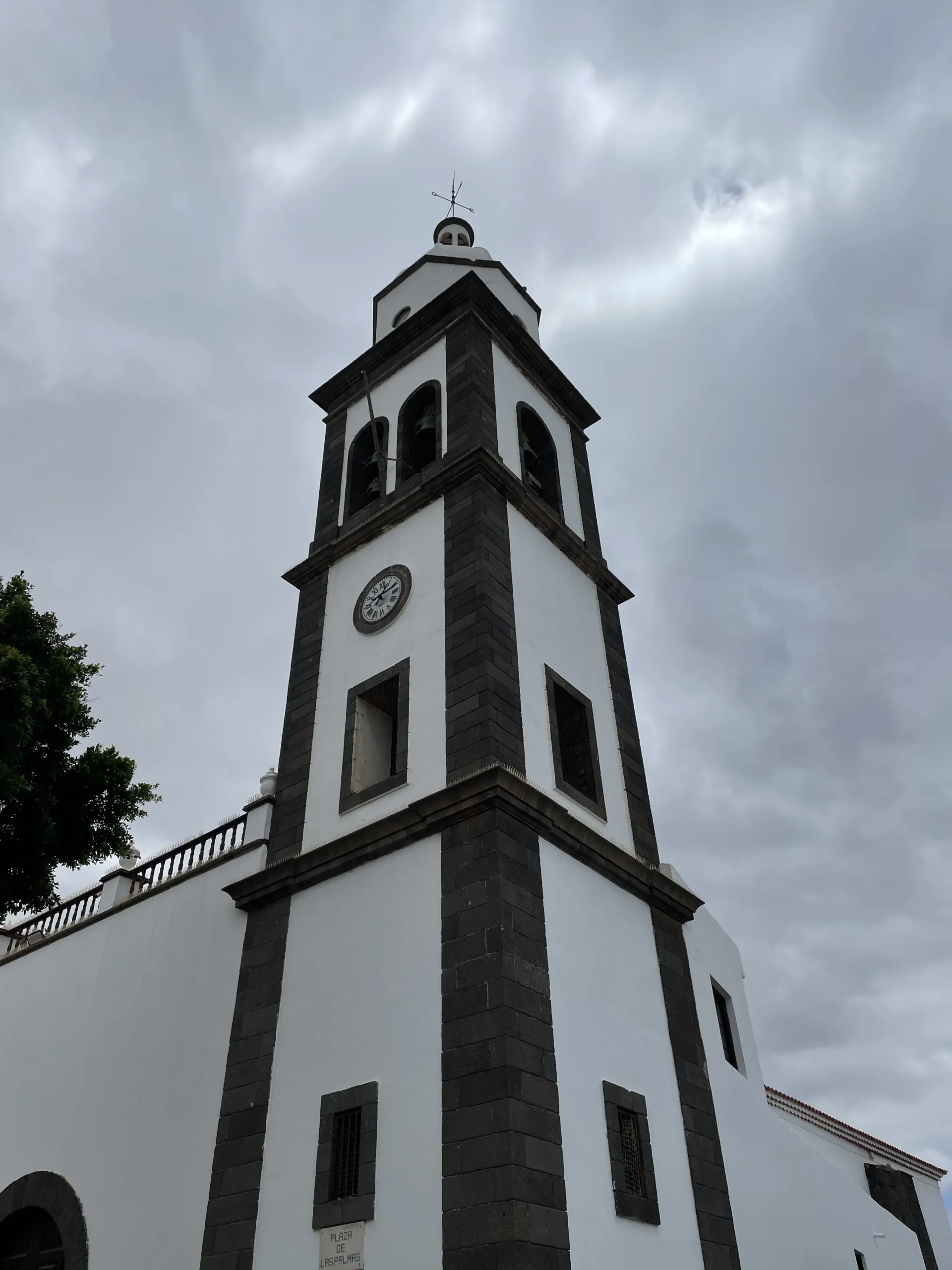 Calle del centro de Arrecife con parada de guagua — Foto propia La Maleta Inquieta, mayo 2026