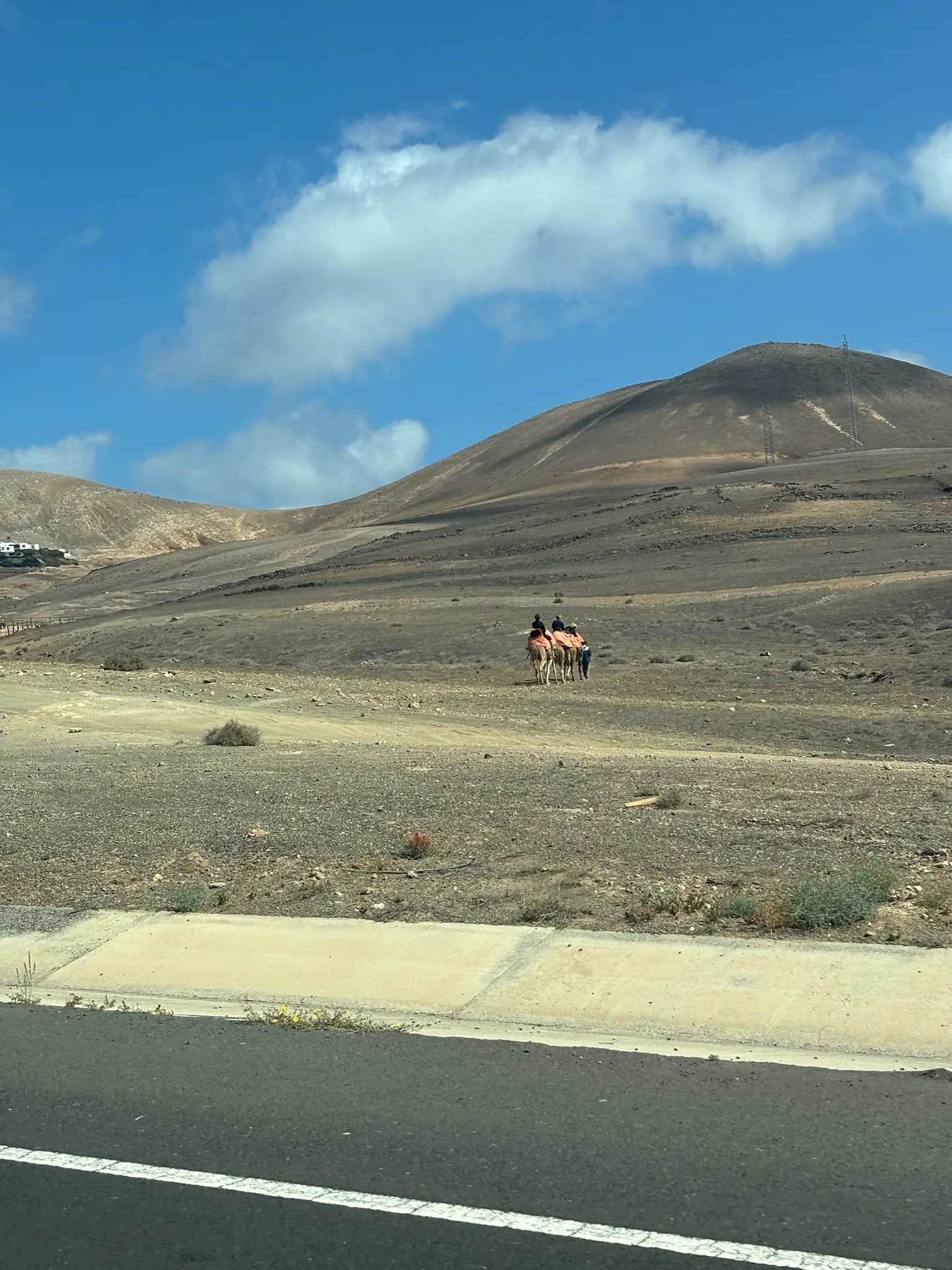 Carretera interior de Lanzarote camino de Timanfaya con paisaje volcánico — Foto propia La Maleta Inquieta, mayo 2026