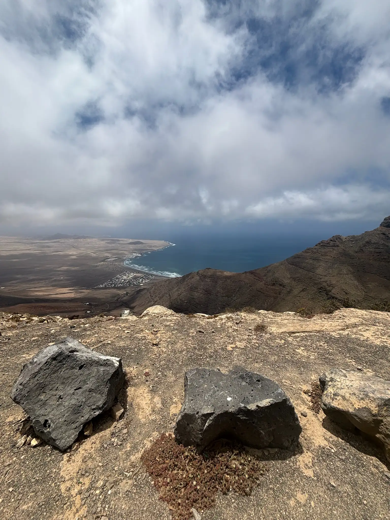 Arenal de cinco kilómetros bajo el Risco de Famara en el norte de Lanzarote. Foto propia La Maleta Inquieta, septiembre 2026