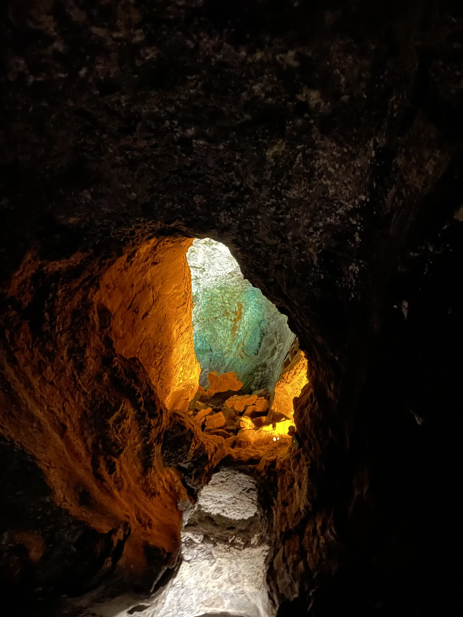 Iluminación rasante sobre una galería de la Cueva de los Verdes que resalta las texturas de la lava — Foto propia La Maleta Inquieta, mayo 2026