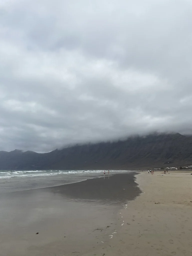 Playa de Famara Lanzarote - La Maleta Inquieta