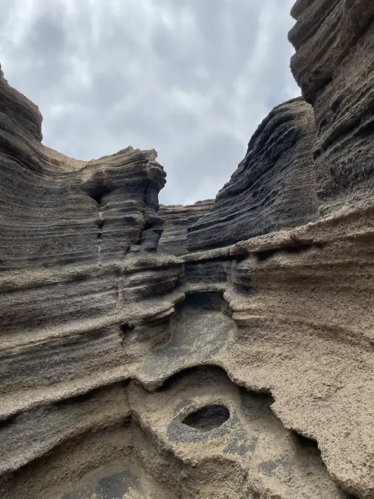 Cañón de lava de Las Grietas con paredes verticales de roca volcánica oscura — Foto propia La Maleta Inquieta, mayo 2026