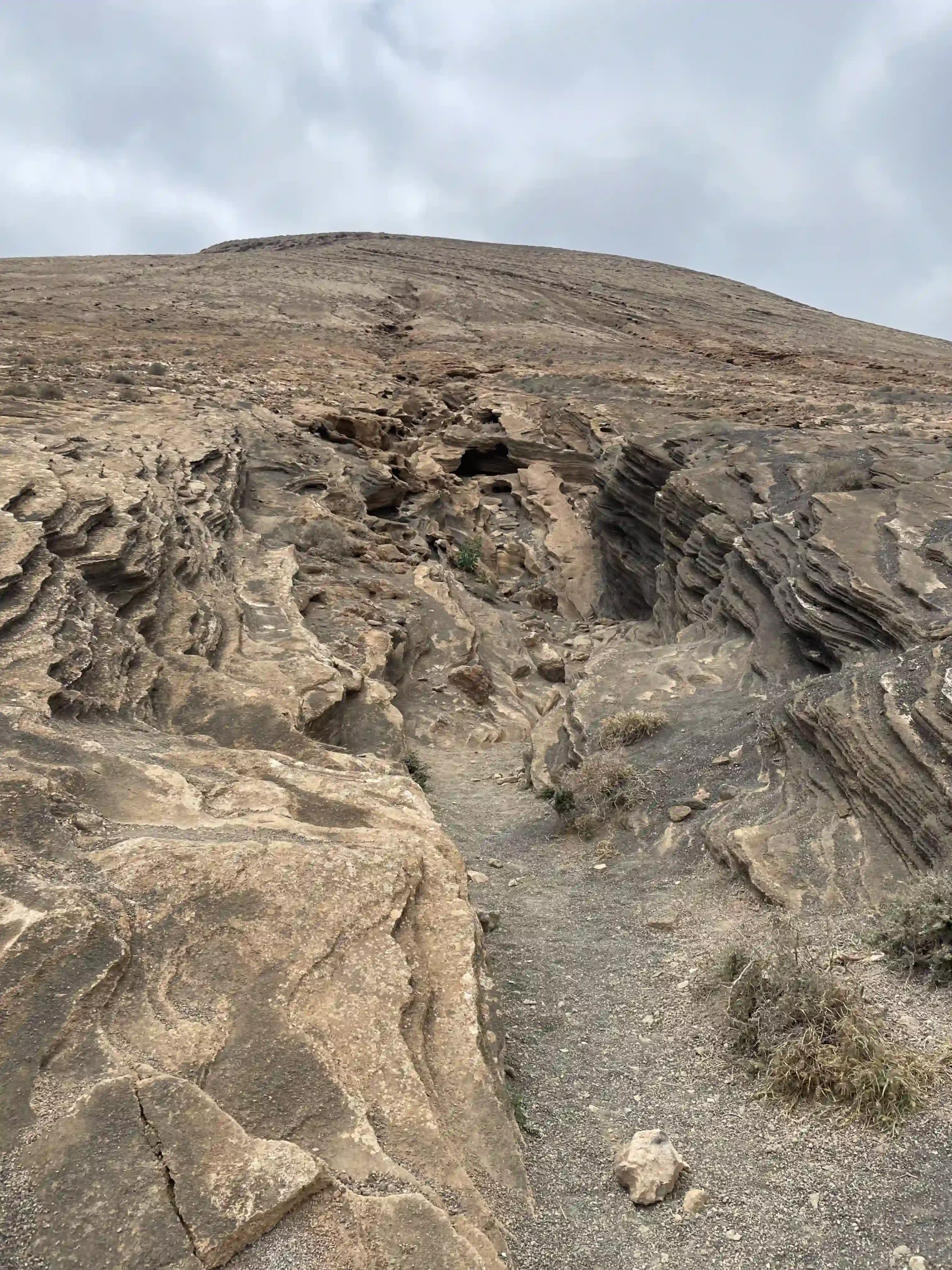 Vista cenital de las paredes paralelas del cañón de Las Grietas sobre colada de lava — Foto propia La Maleta Inquieta, mayo 2026