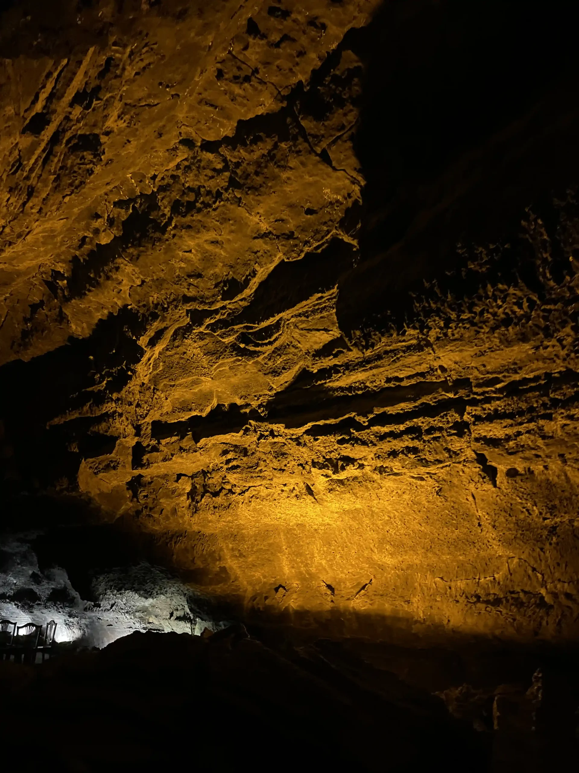 Pared rocosa de basalto en la Cueva de los Verdes con vetas verdosas y formaciones de lava, Foto propia La Maleta Inquieta, septiembre 2026