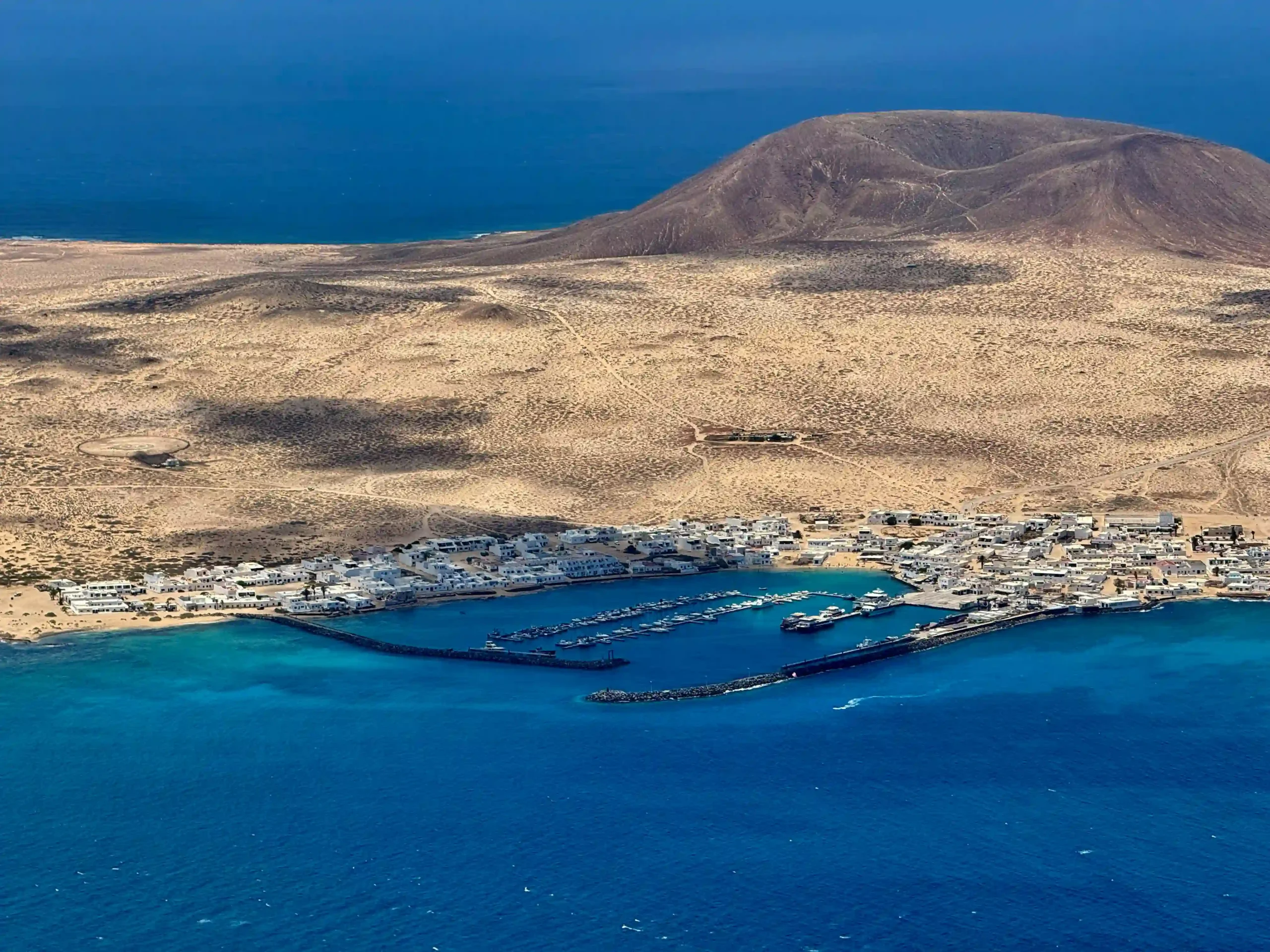 Imprescindibles de Lanzarote, Puerto de La Graciosa - La Maleta Inquieta