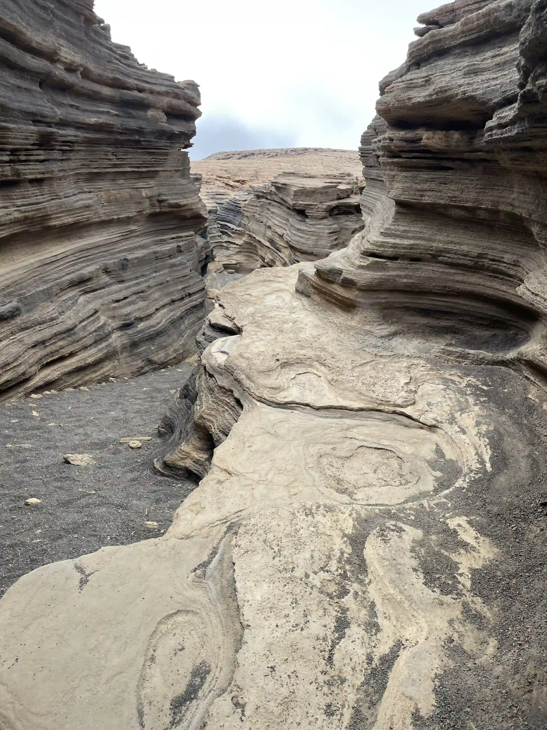 Sendero pedregoso de acceso a Las Grietas con la entrada del cañón al fondo — Foto propia La Maleta Inquieta, mayo 2026