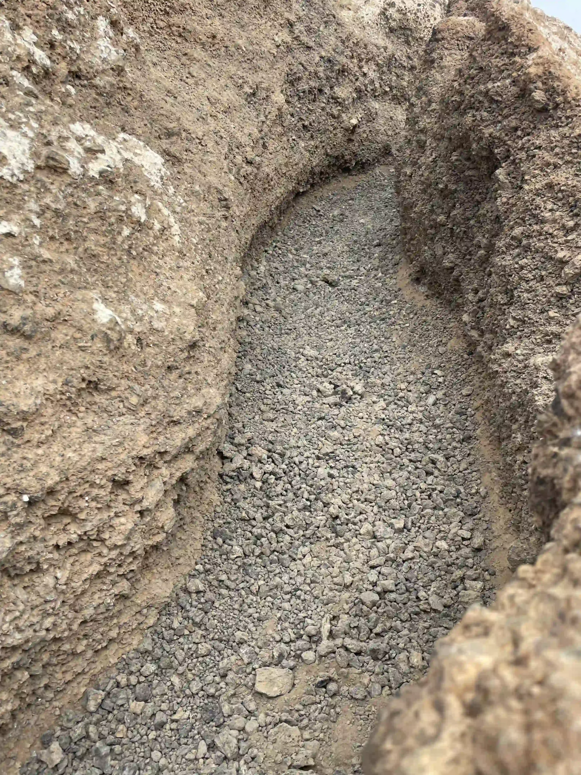 Sendero de subida al interior de la Caldera Blanca — Foto propia La Maleta Inquieta, mayo 2026.
