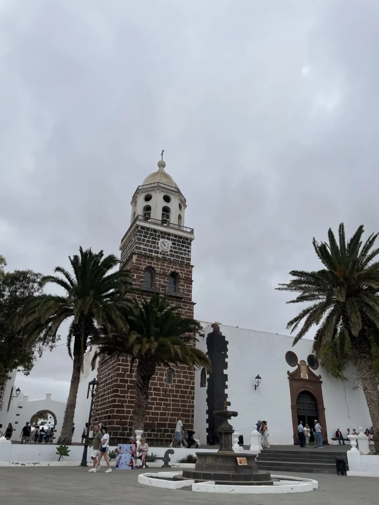 Pueblo de Teguise y su mercadillo - La Maleta Inquieta