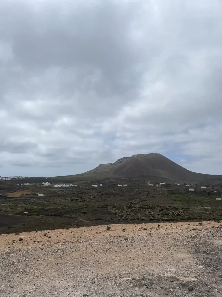 Cono volcánico y campos de lava de Lanzarote al atardecer — Foto propia La Maleta Inquieta, abril 2026