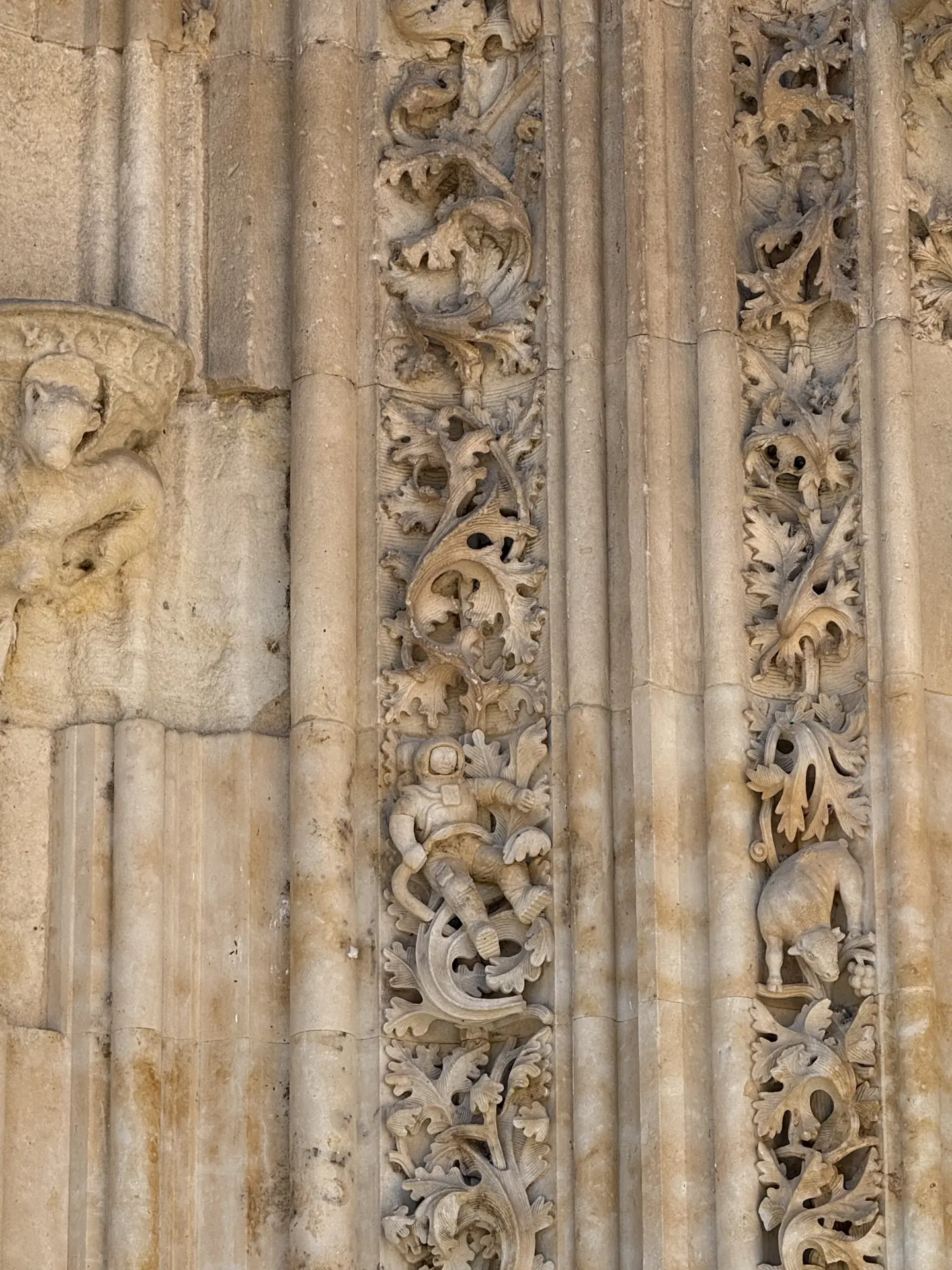 El astronauta tallado en la Puerta de Ramos de la Catedral de Salamanca — Foto propia La Maleta Inquieta, junio 2026