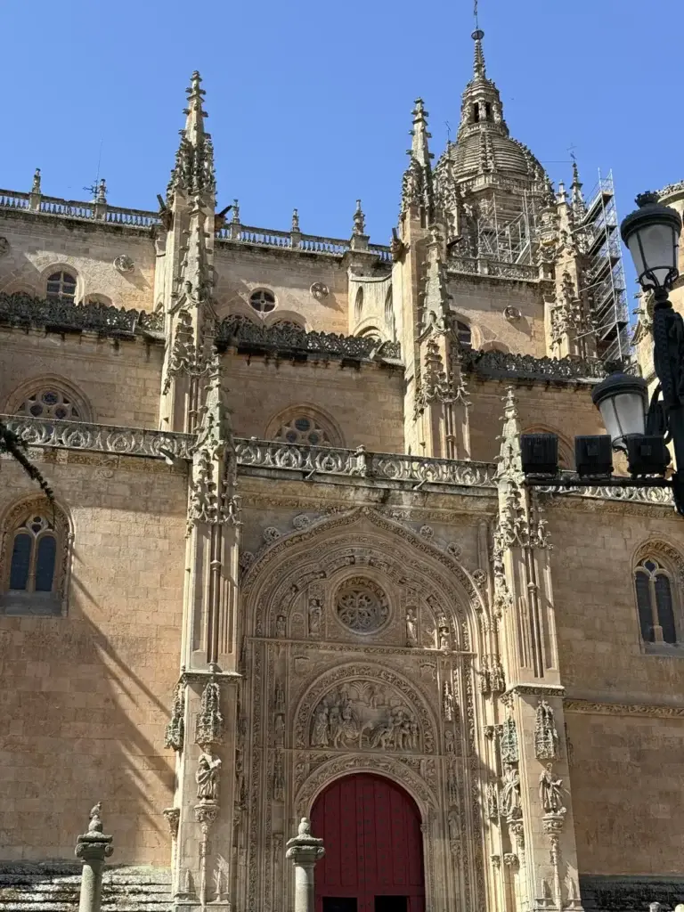 Puerta de Ramos de la Catedral de Salamanca, donde se oculta el astronauta — Foto propia La Maleta Inquieta, junio 2026