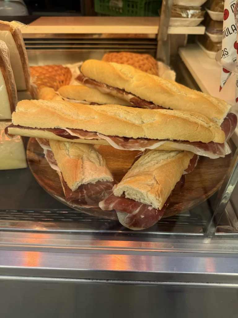 Bocadillos de jamón ibérico y embutidos en barra de bar del centro de Salamanca — Foto propia La Maleta Inquieta, junio 2026