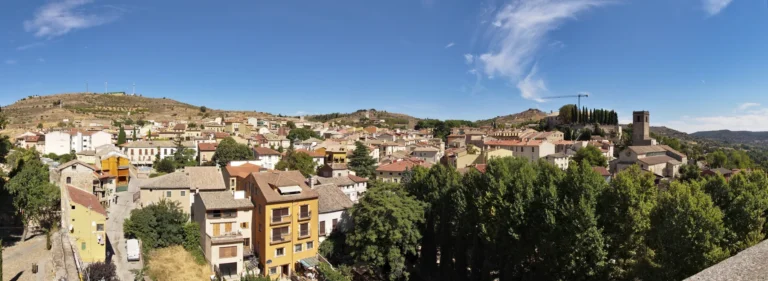 Vista panorámica del casco histórico de Brihuega con su iglesia y las colinas de la Alcarria al fondo