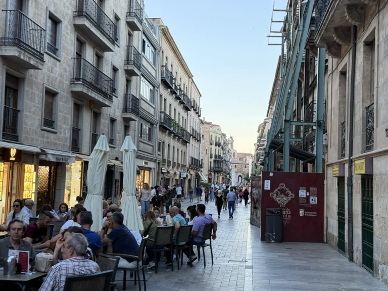 Ambiente de terrazas al atardecer en la Rúa Mayor junto a la Universidad de Salamanca — Foto propia La Maleta Inquieta, junio 2026