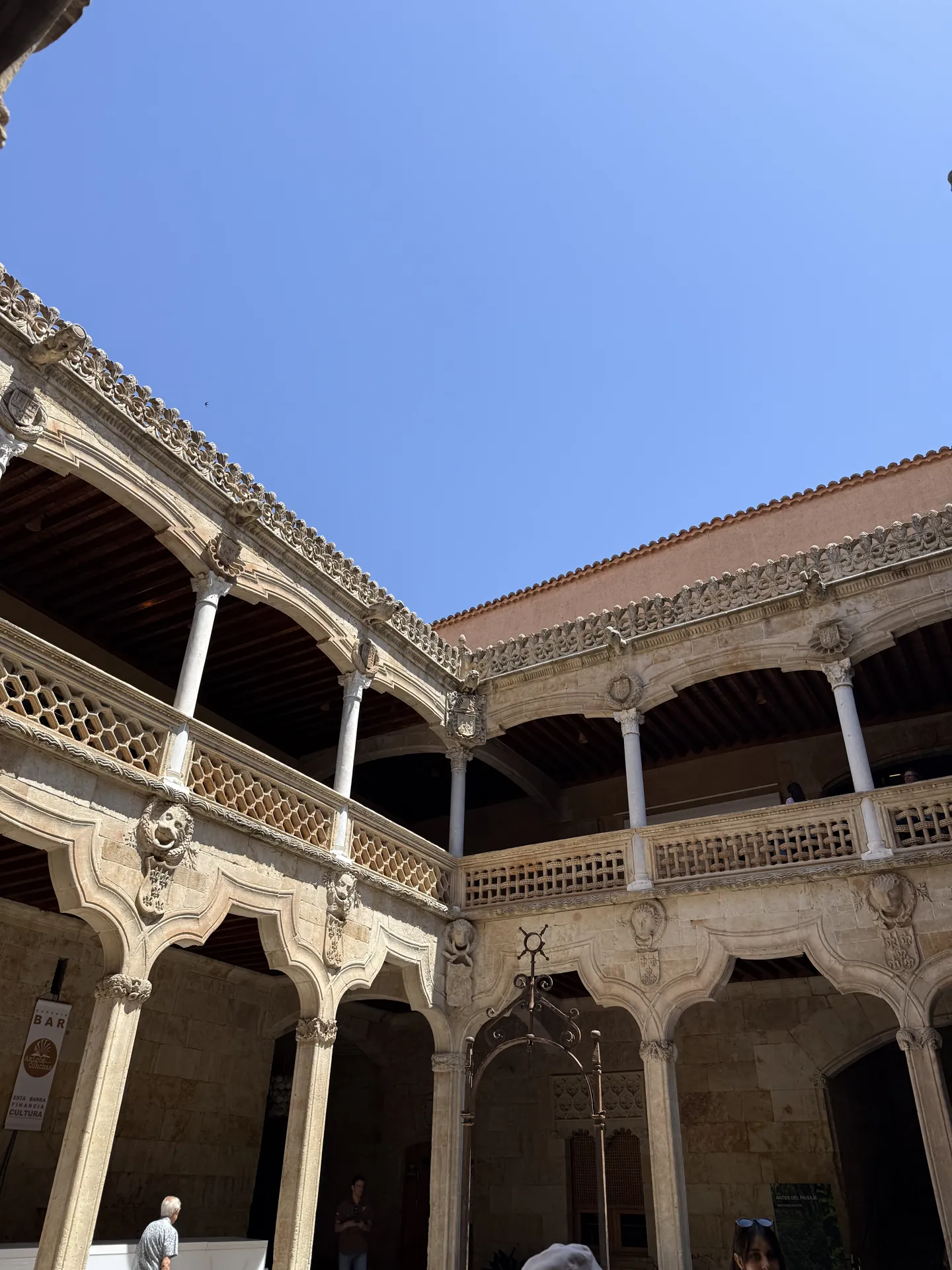 Patio interior de la Casa de las Conchas con los arcos mixtilíneos sobre columnas, Foto propia La Maleta Inquieta, septiembre 2026