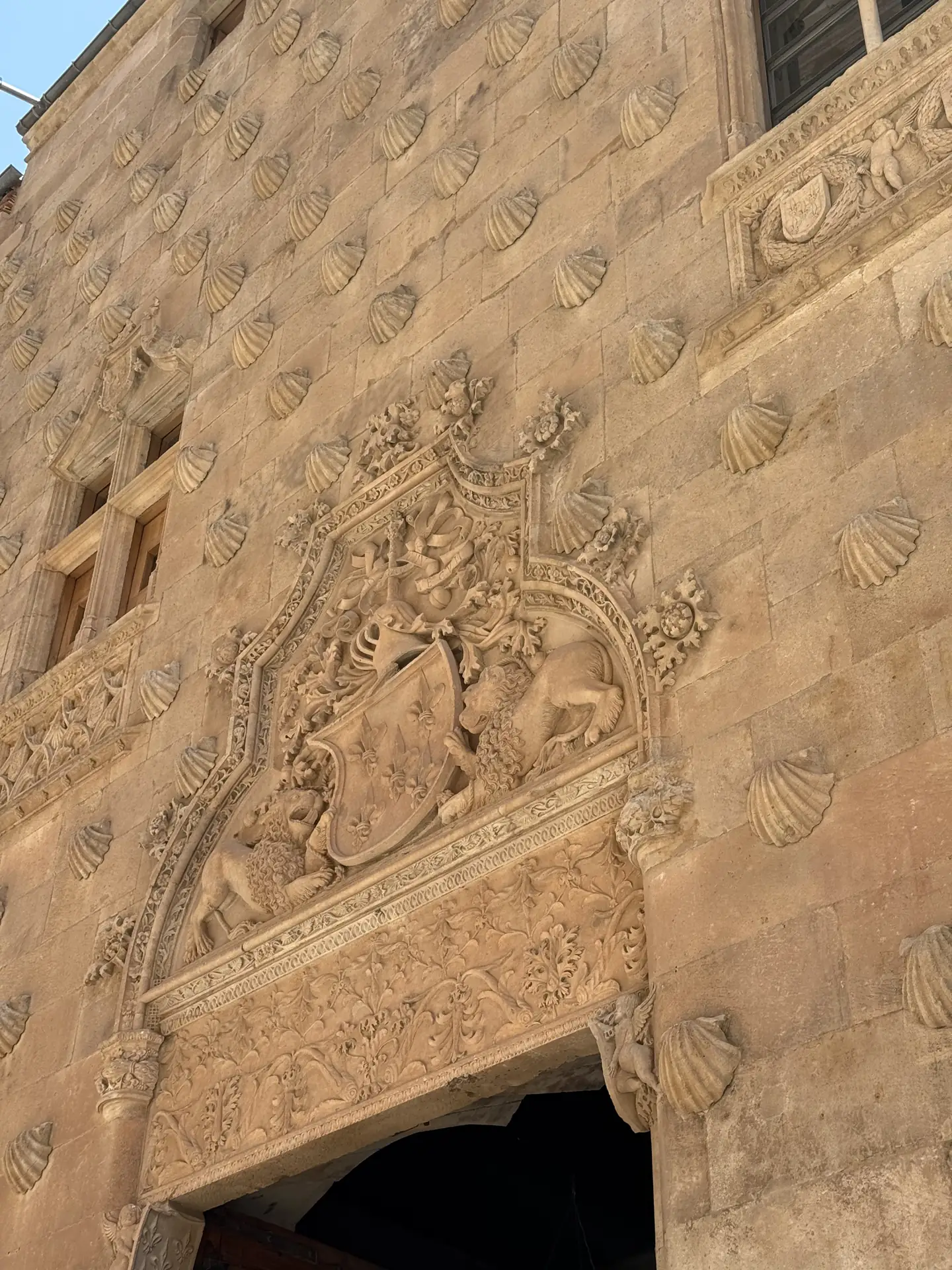 Portada plateresca con el escudo heráldico de la Casa de las Conchas de Salamanca — Foto propia La Maleta Inquieta, junio 2026