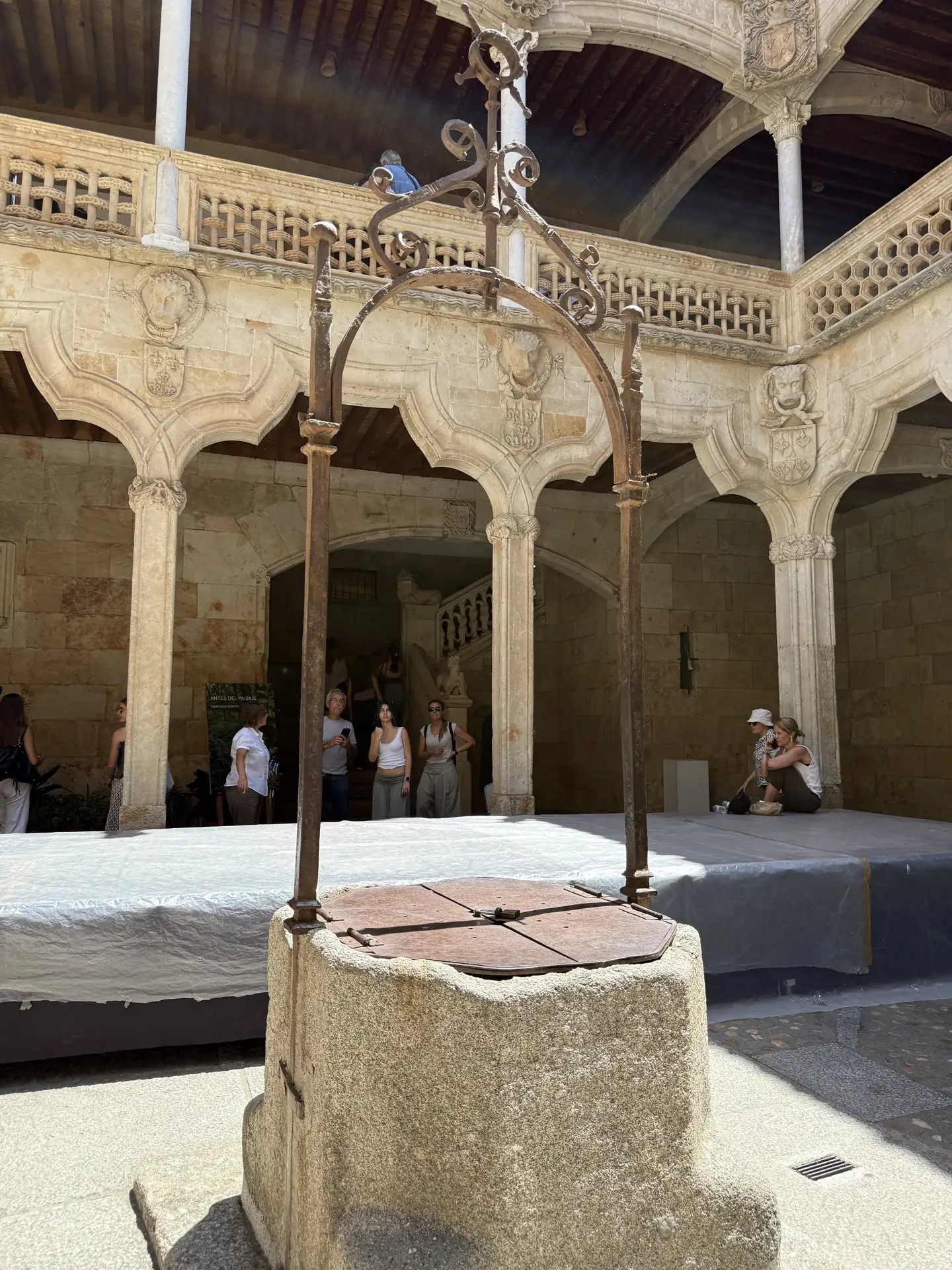 Pozo central del patio gótico-plateresco de la Casa de las Conchas de Salamanca — Foto propia La Maleta Inquieta, junio 2026