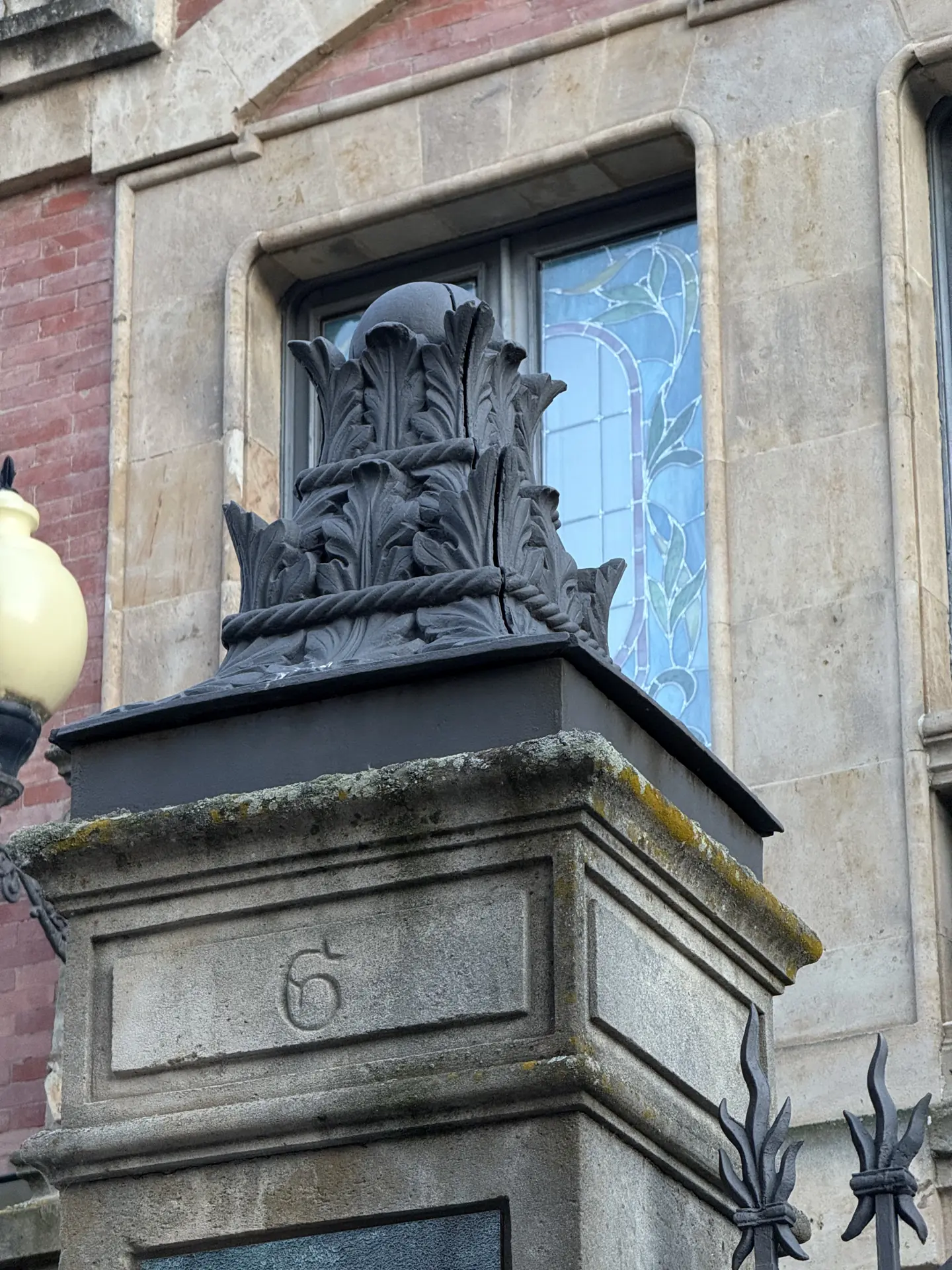 Capitel modernista y vidrieras de colores en el patio cubierto de la Casa Lis de Salamanca — Foto propia La Maleta Inquieta, junio 2026