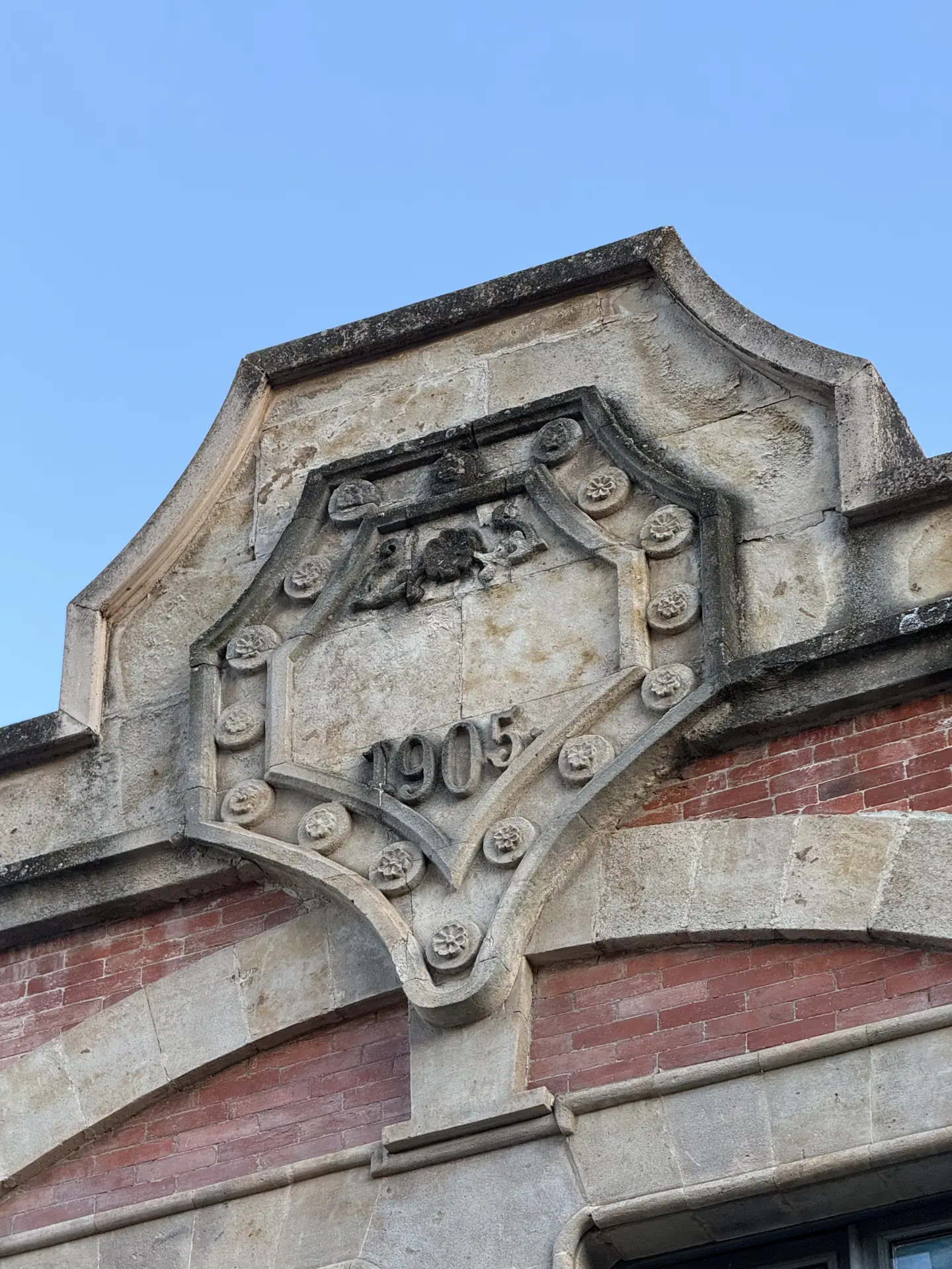 Escudo con la fecha 1905 en la fachada modernista de la Casa Lis de Salamanca (foto propia La Maleta Inquieta, junio 2026)