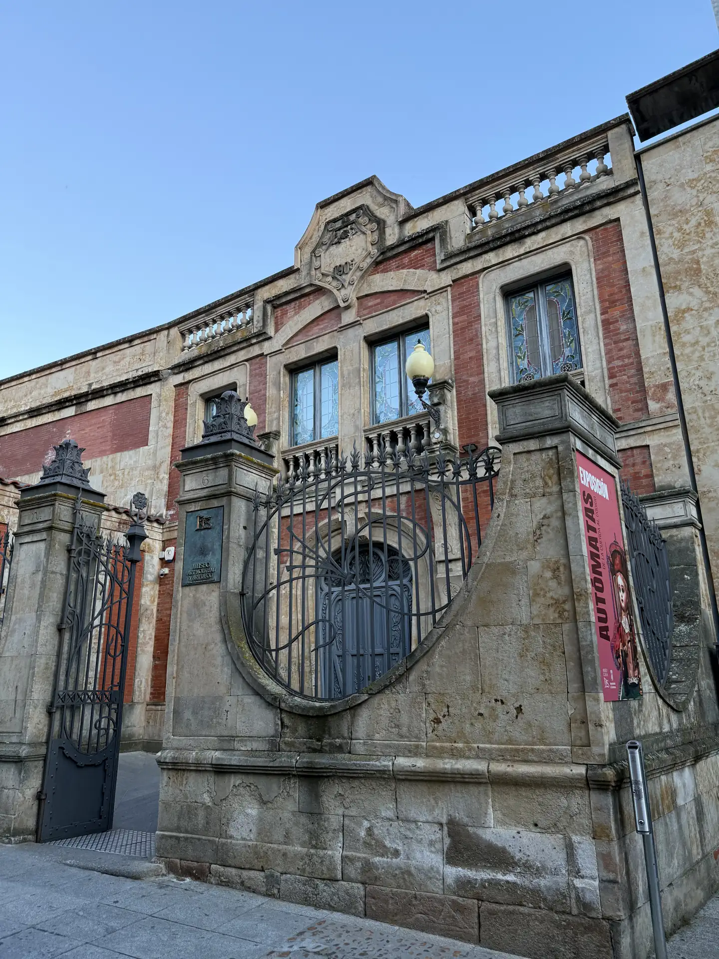 Fachada modernista de hierro y vidrieras de colores de la Casa Lis de Salamanca con la entrada (foto propia La Maleta Inquieta, junio 2026)