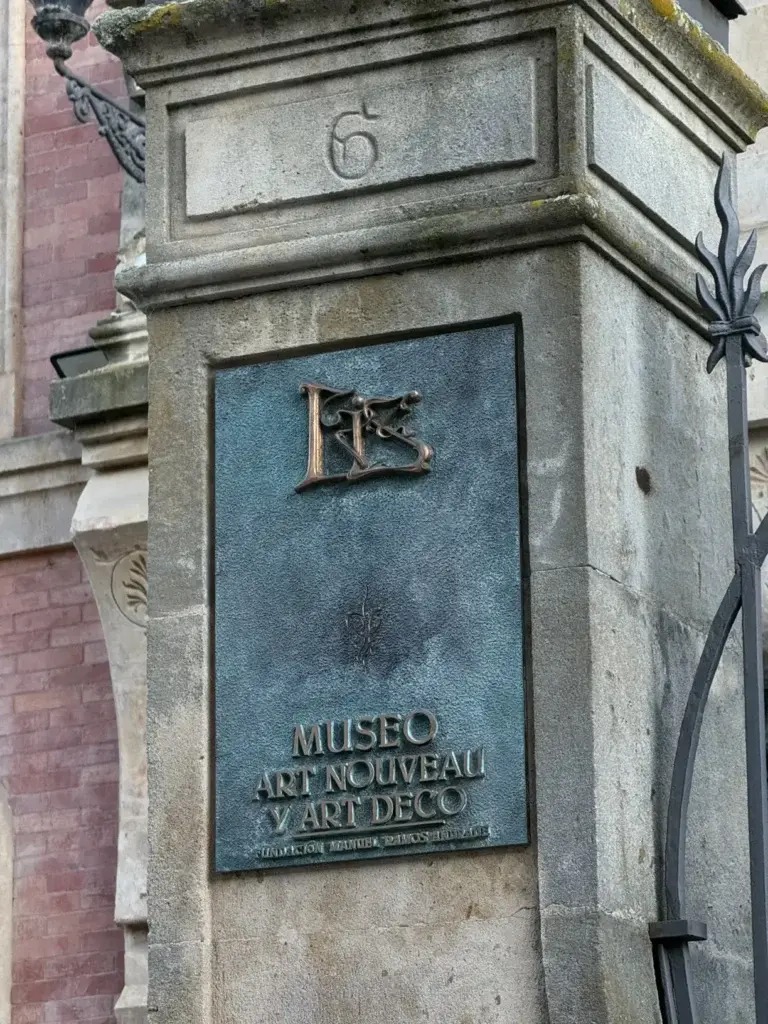 Placa identificativa del Museo Casa Lis con logo art nouveau en bronce sobre fondo azul — Foto propia La Maleta Inquieta, junio 2026