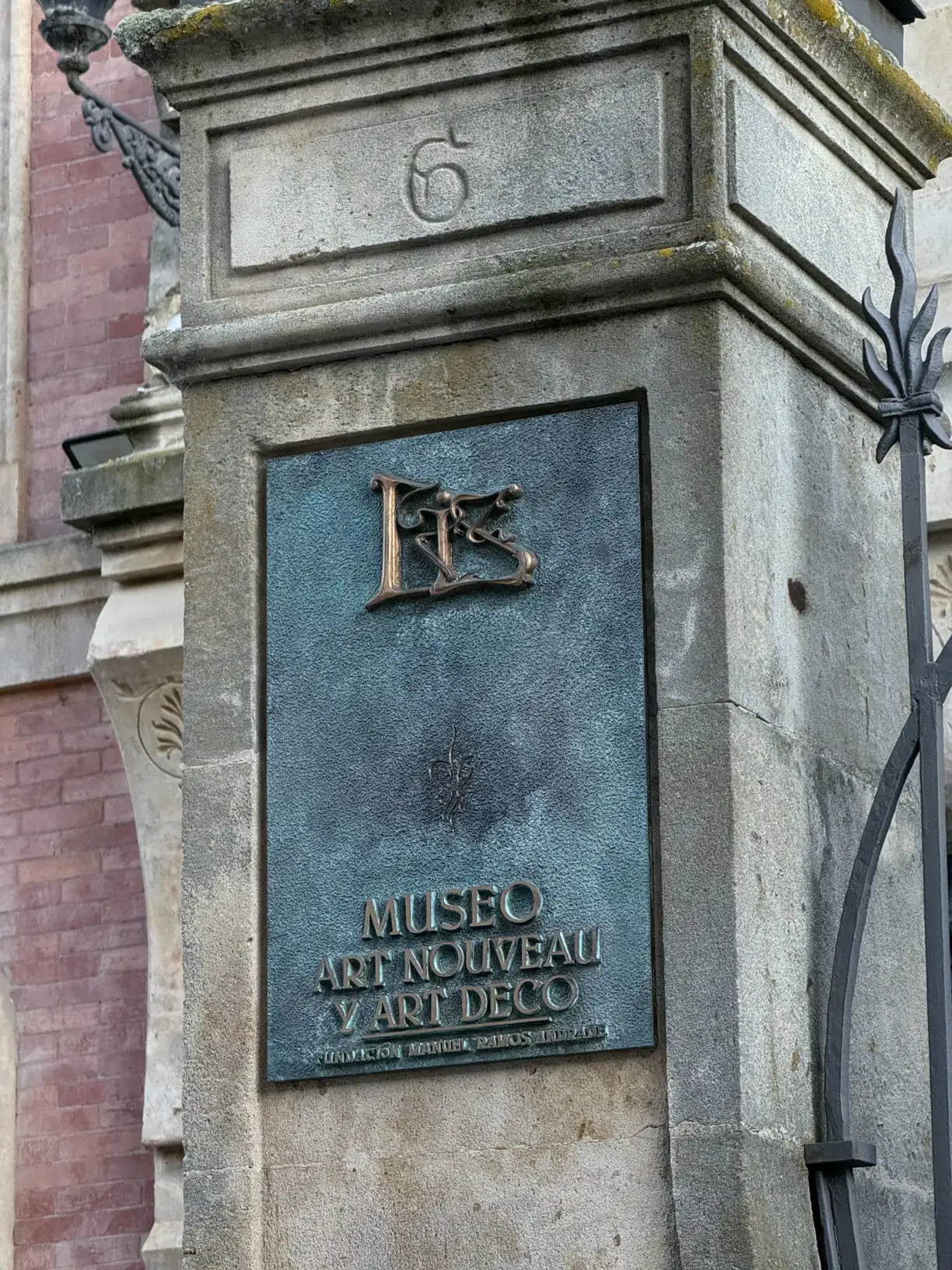 Placa identificativa del Museo Casa Lis con logo art nouveau en bronce sobre fondo azul — Foto propia La Maleta Inquieta, junio 2026