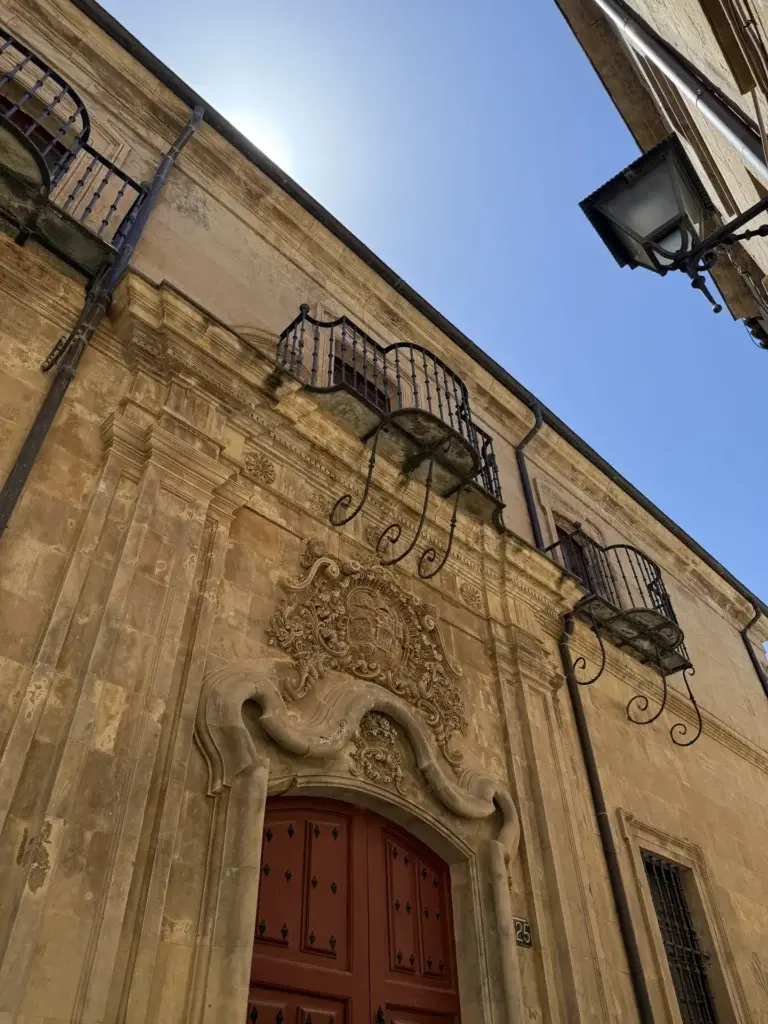 Fachada barroca de la Casa-Museo de Unamuno en Salamanca con escudo heráldico y balcones de forja — Foto propia La Maleta Inquieta, junio 2026